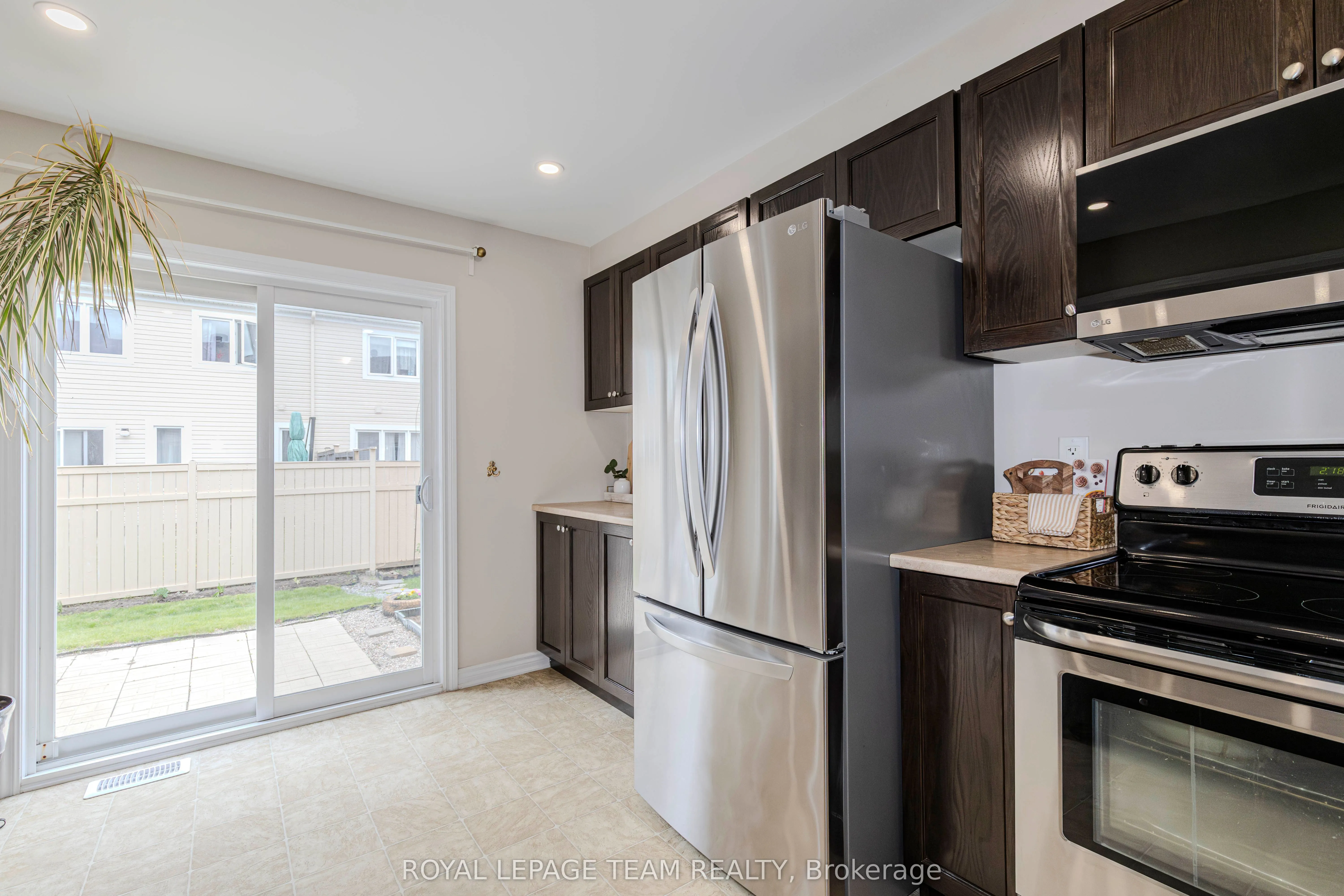 466 Meadowhawk Crescent