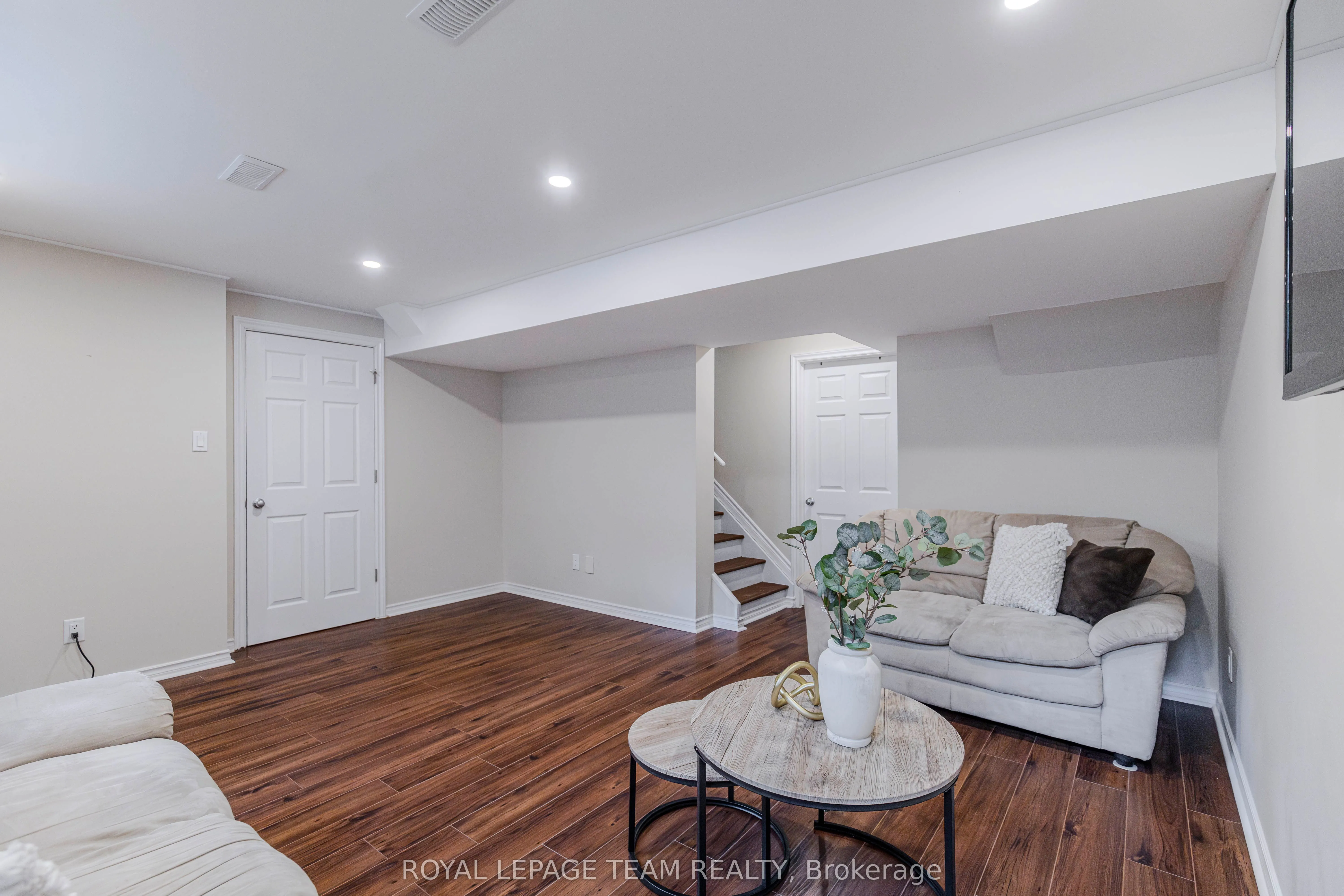 466 Meadowhawk Crescent