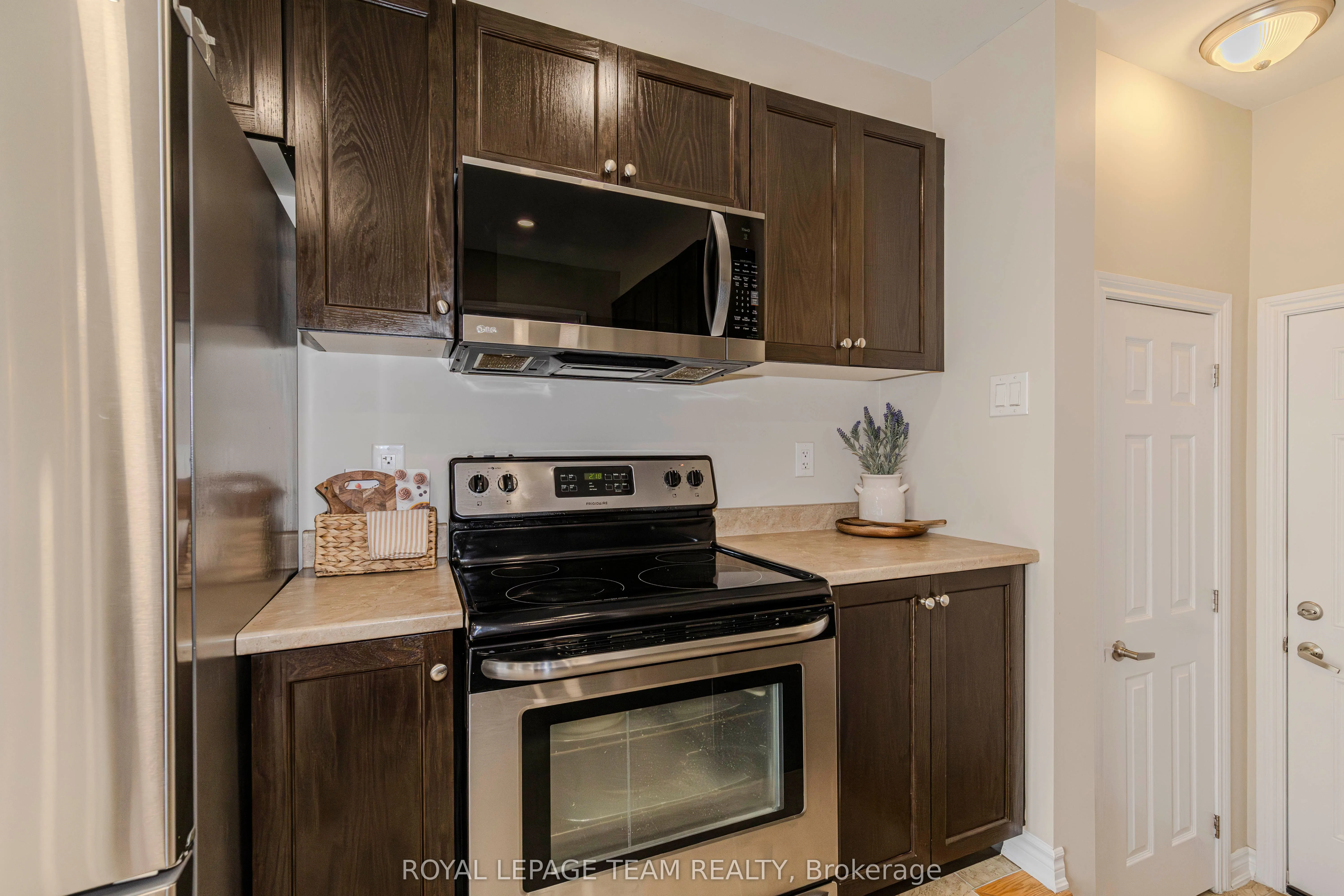 466 Meadowhawk Crescent