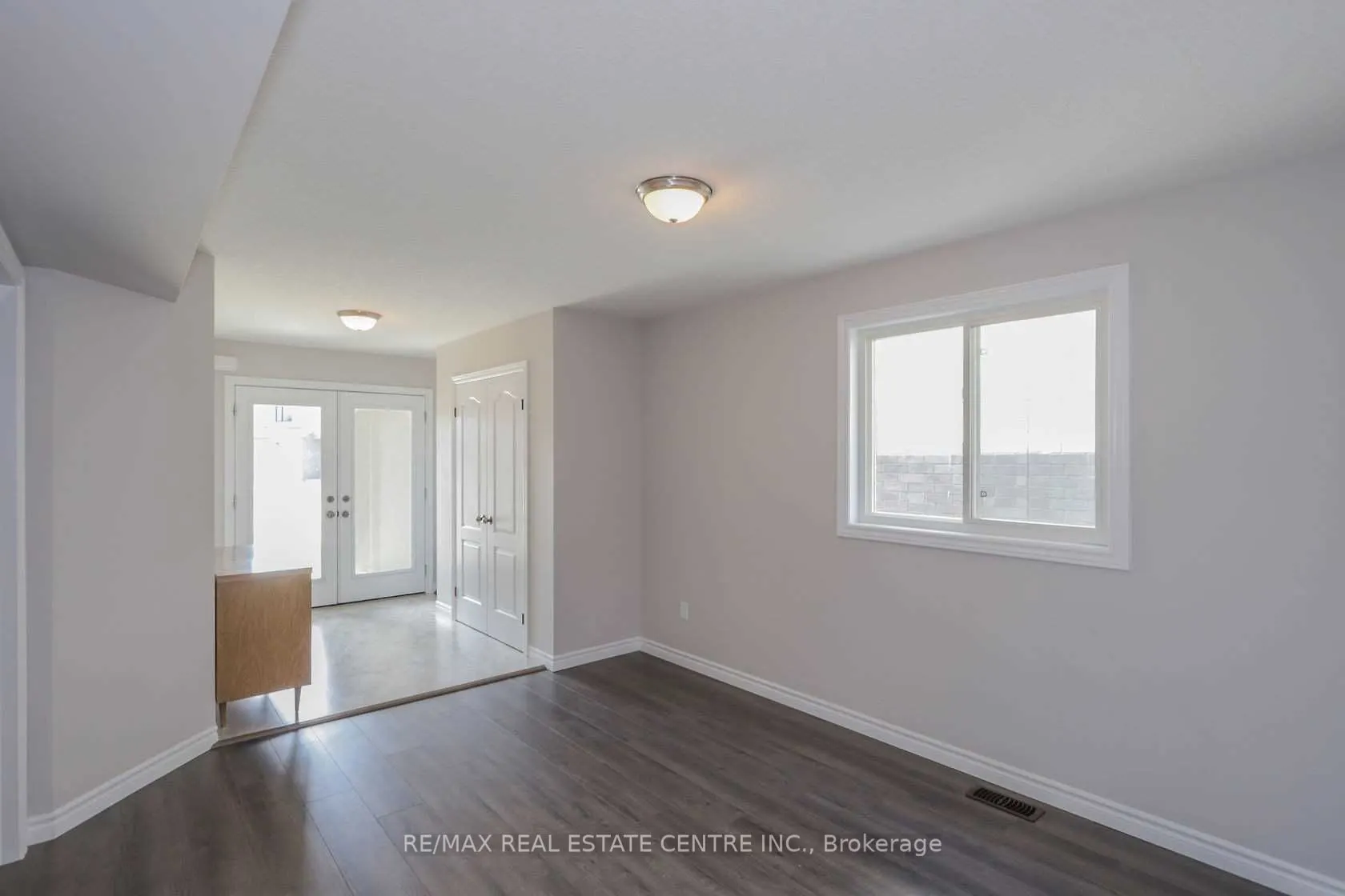 1890 Foxridge Crescent