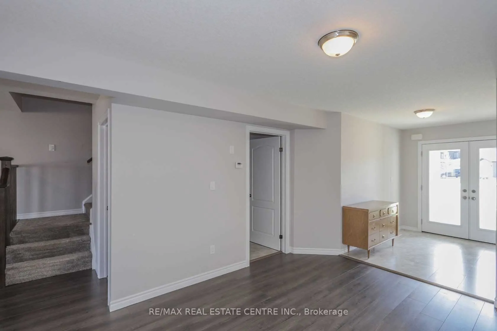 1890 Foxridge Crescent