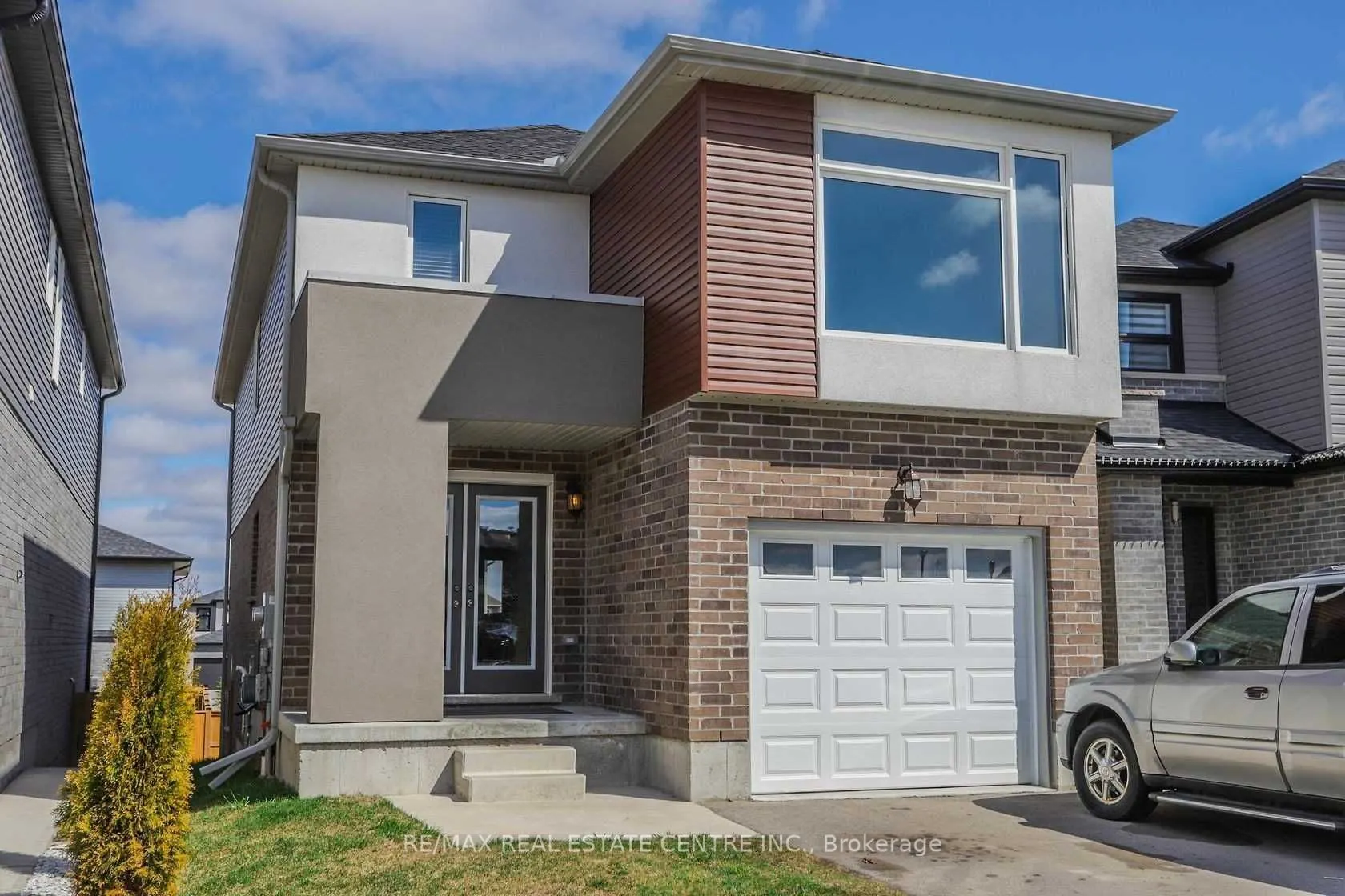 1890 Foxridge Crescent