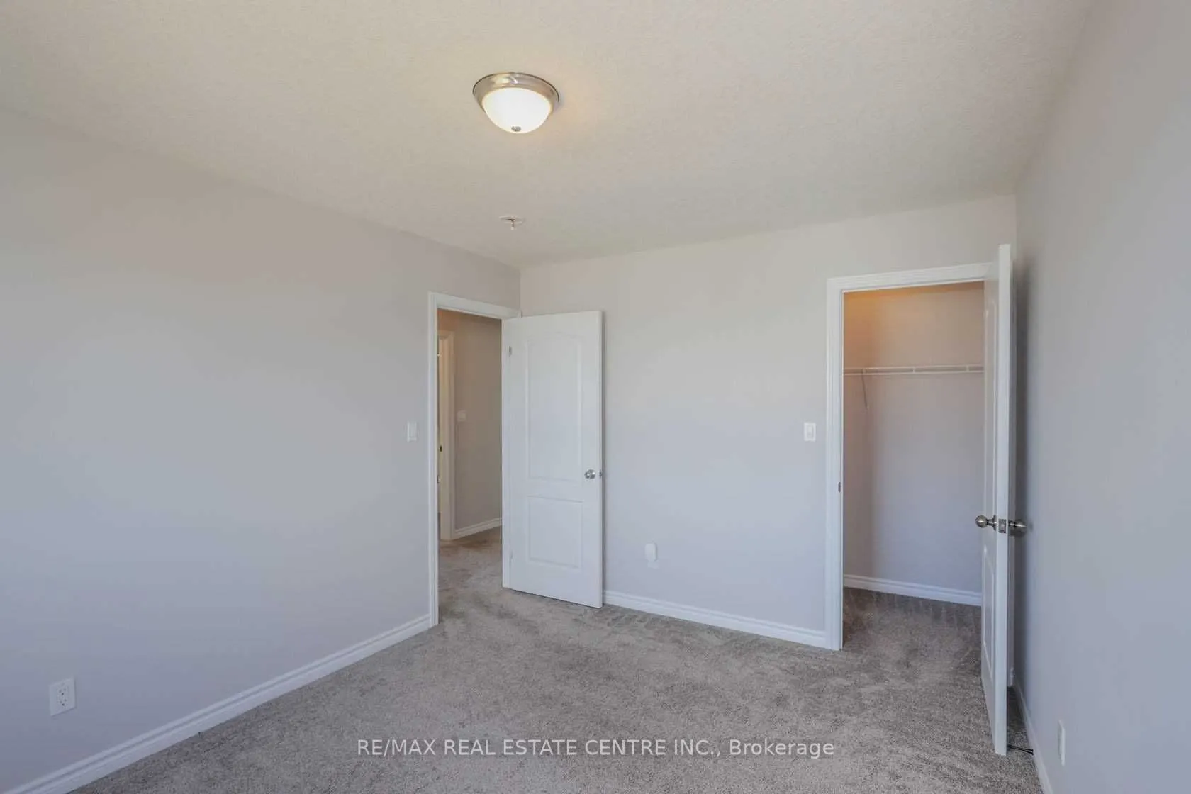 1890 Foxridge Crescent