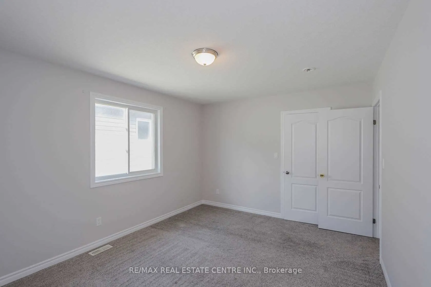 1890 Foxridge Crescent