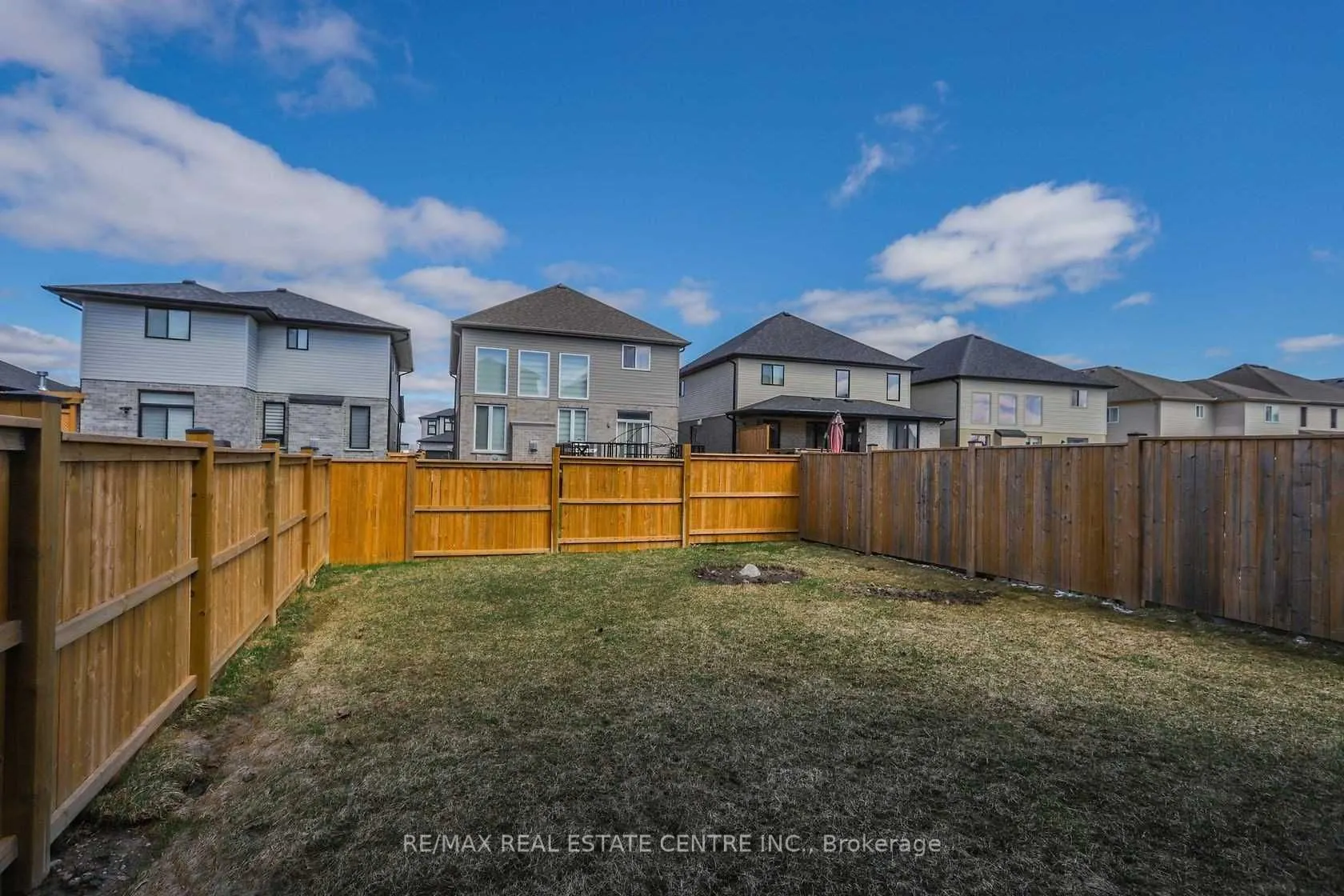1890 Foxridge Crescent