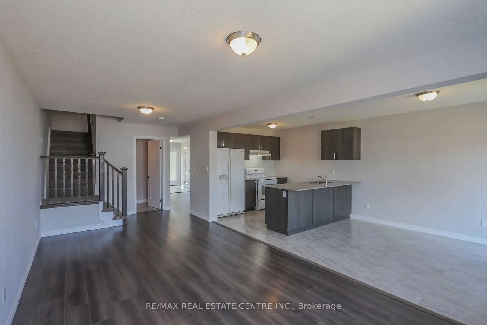 1890 Foxridge Crescent