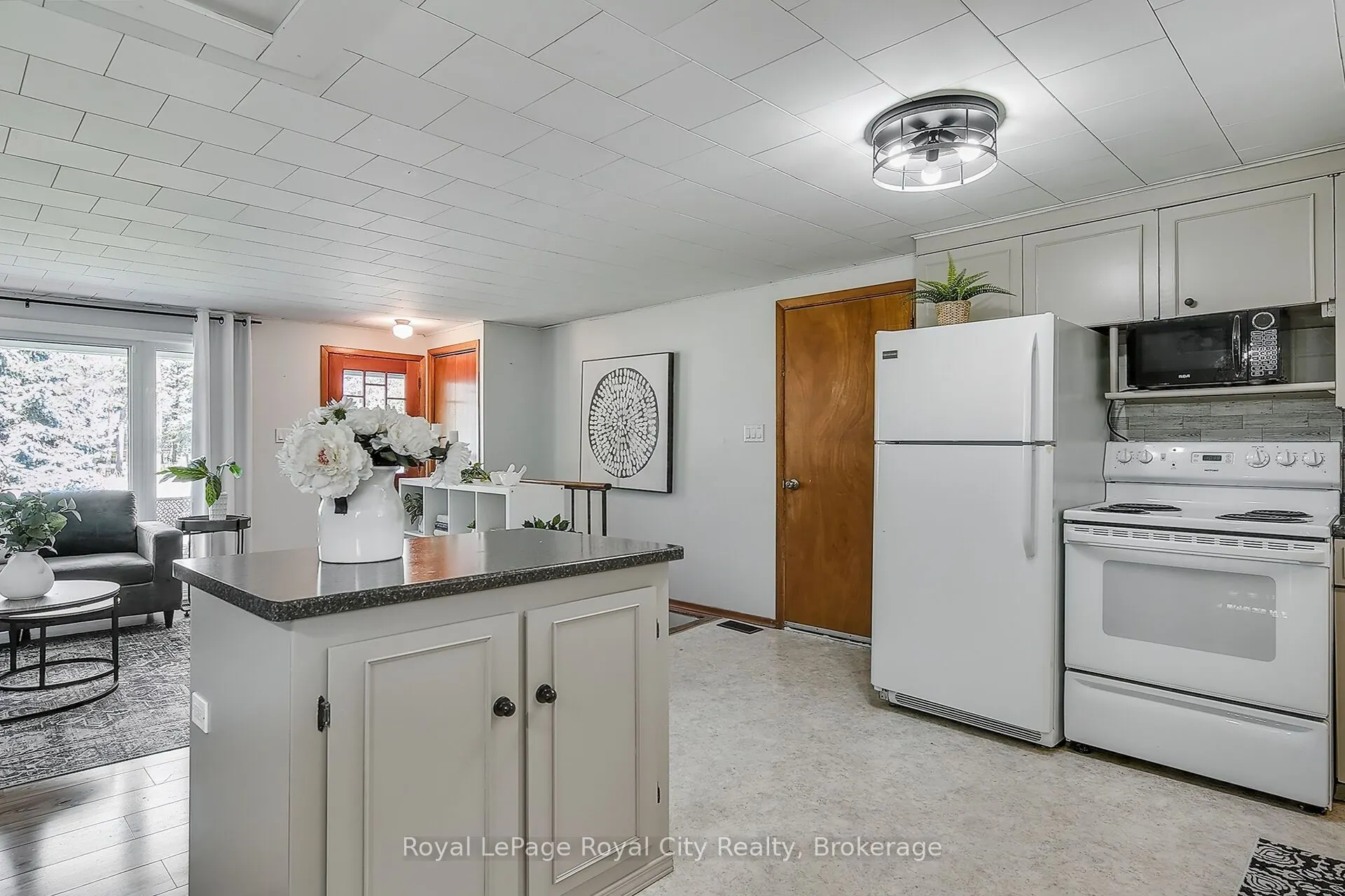 595 Main Street E