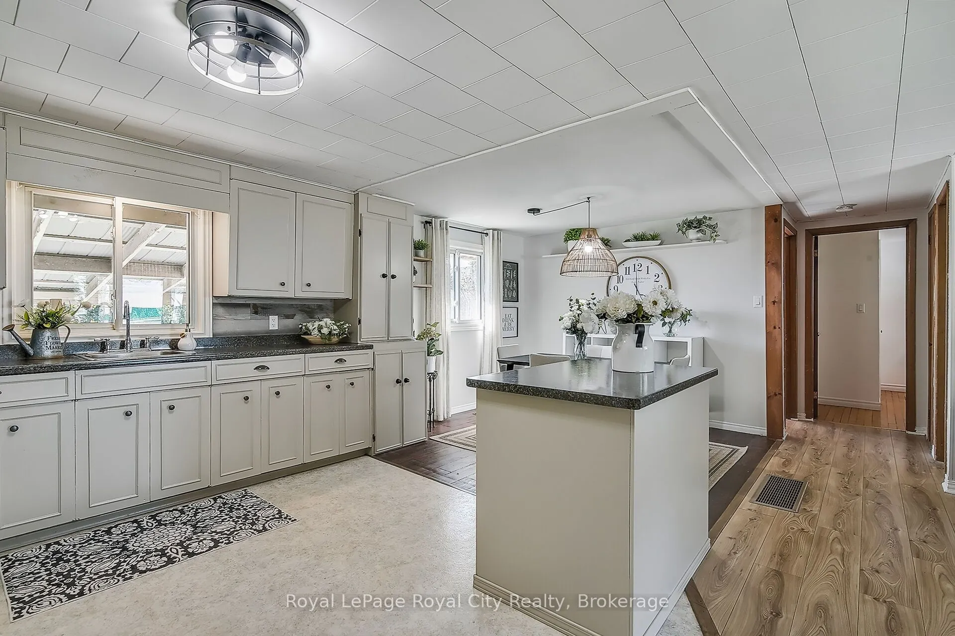 595 Main Street E