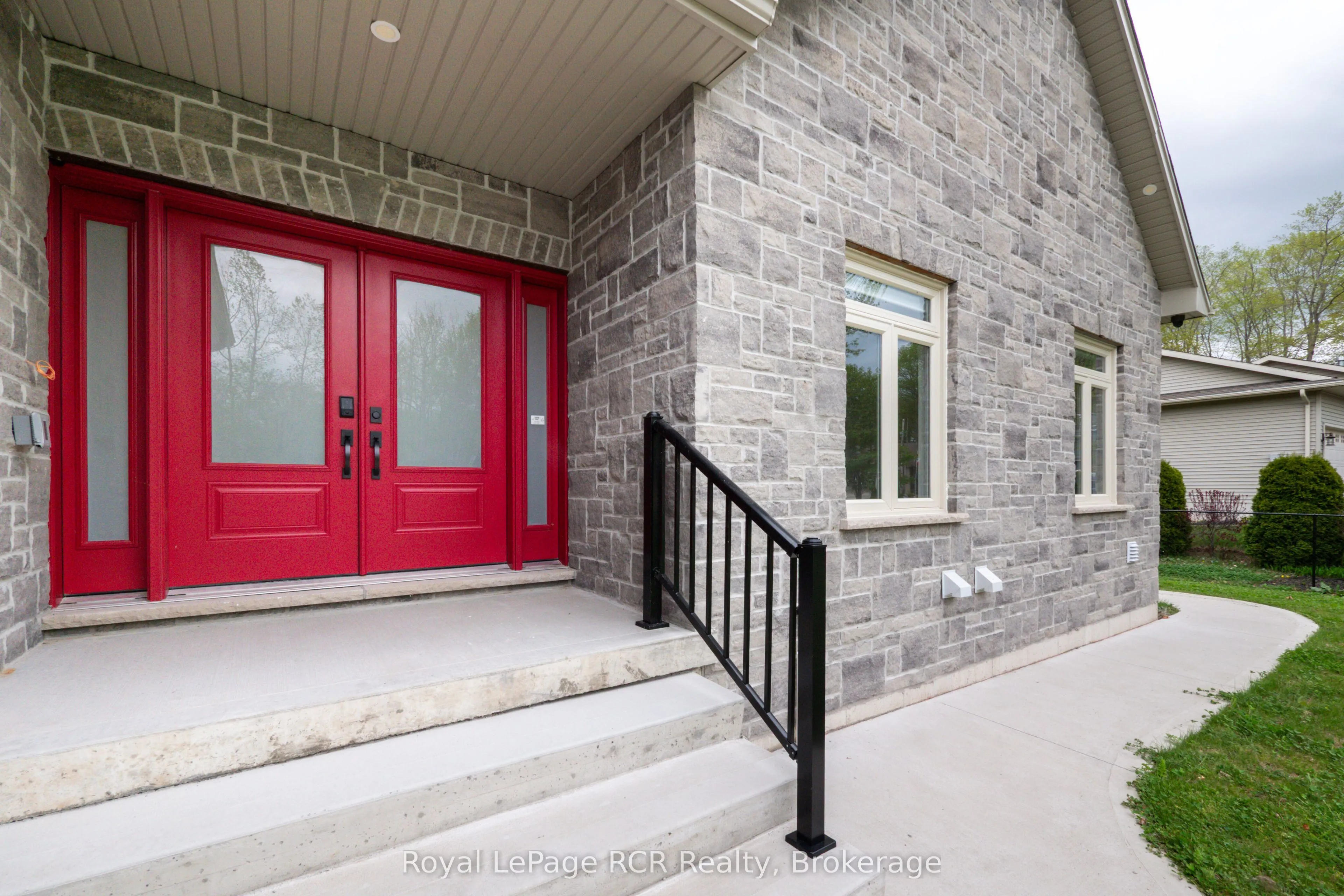 10 Frederick Street E