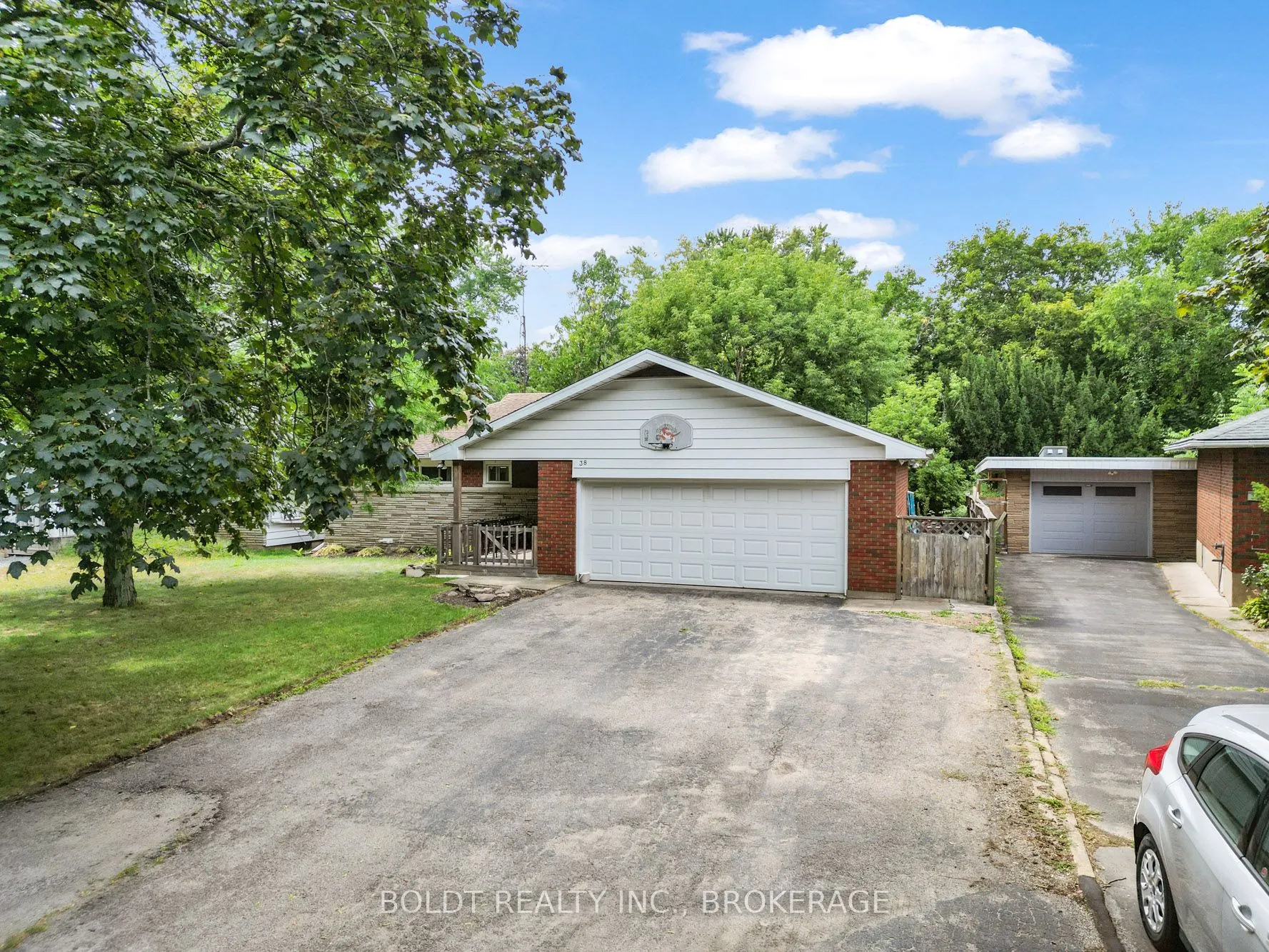 38 KENWORTH Drive