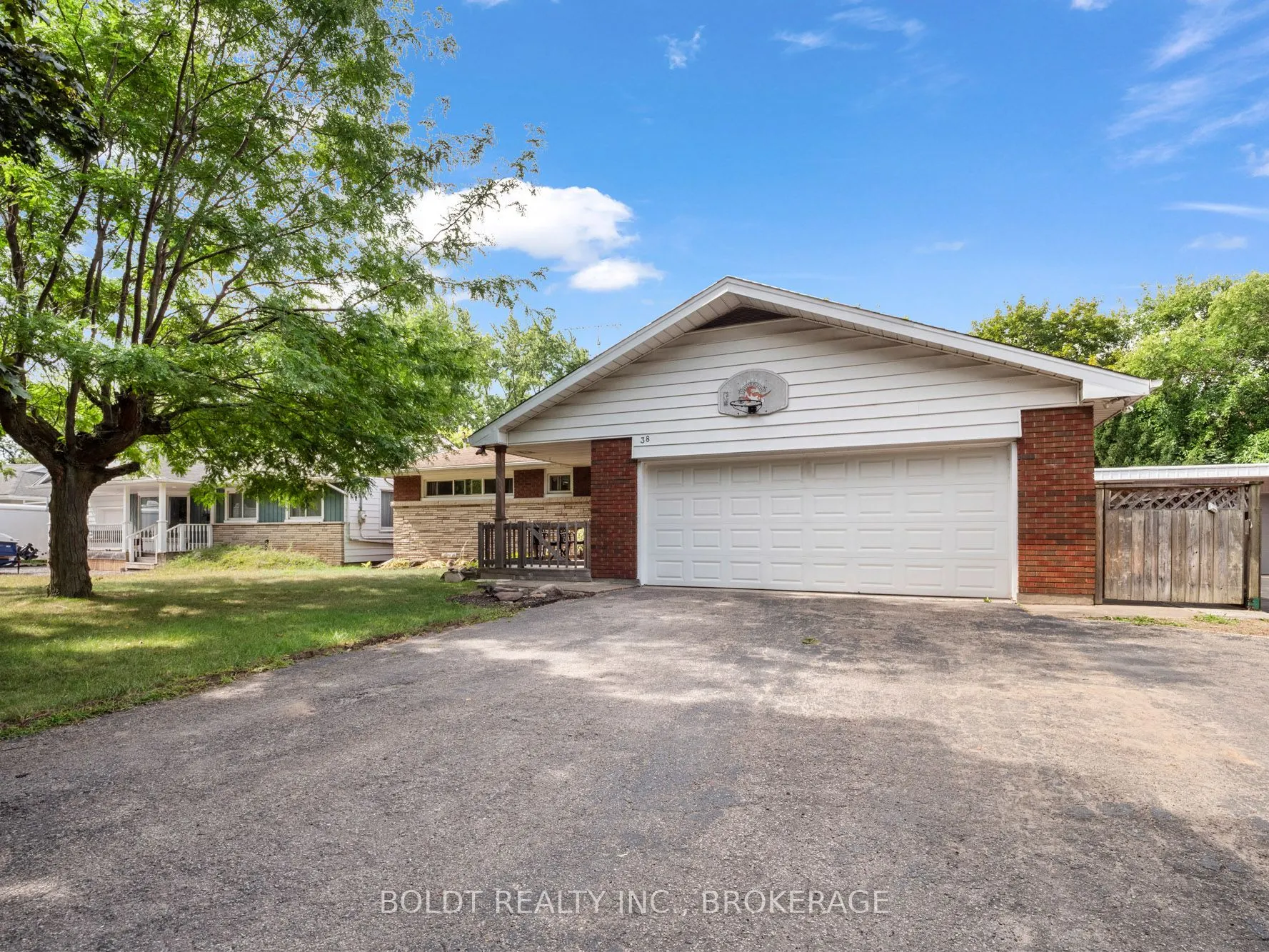 38 KENWORTH Drive