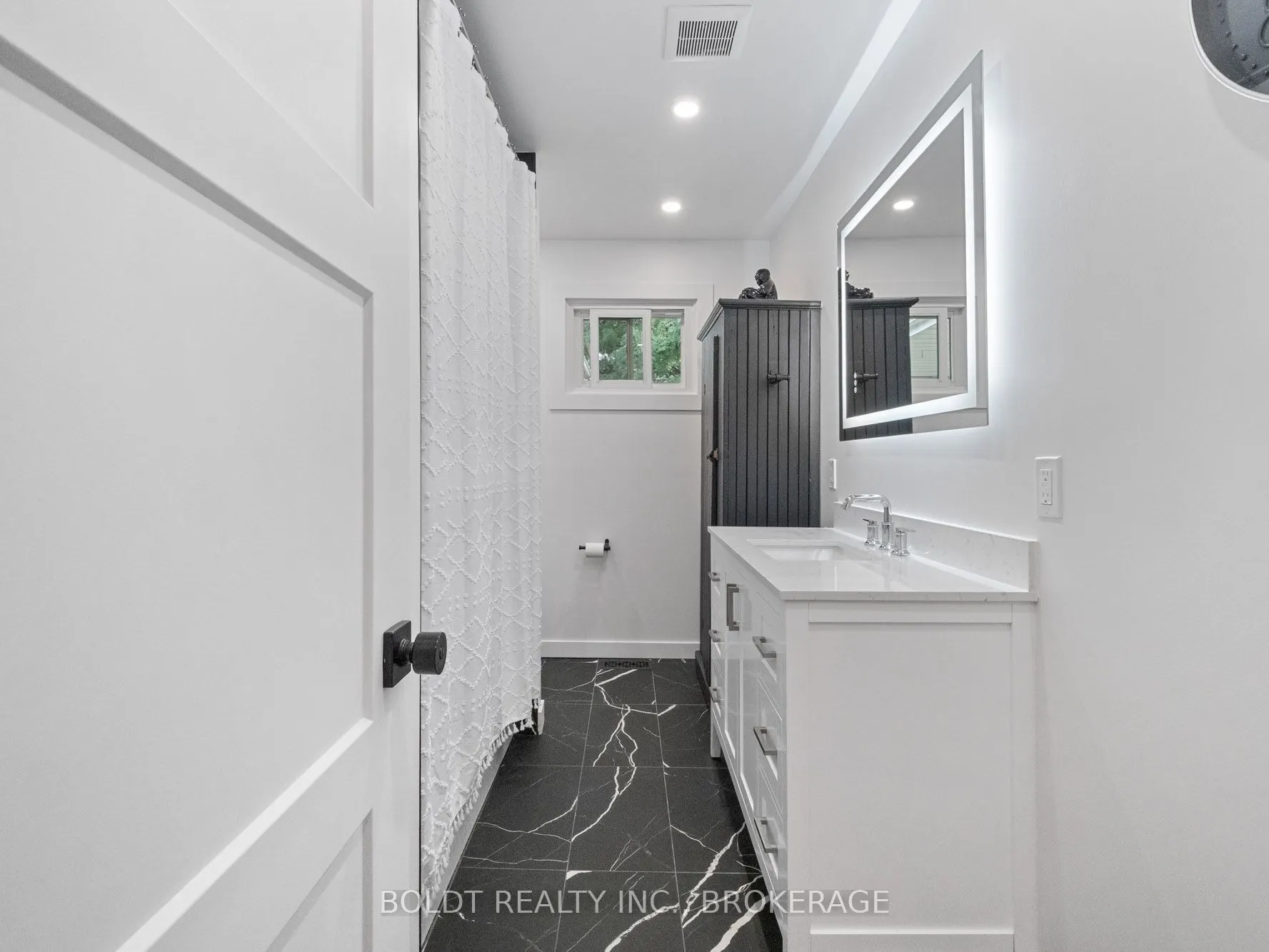 38 KENWORTH Drive
