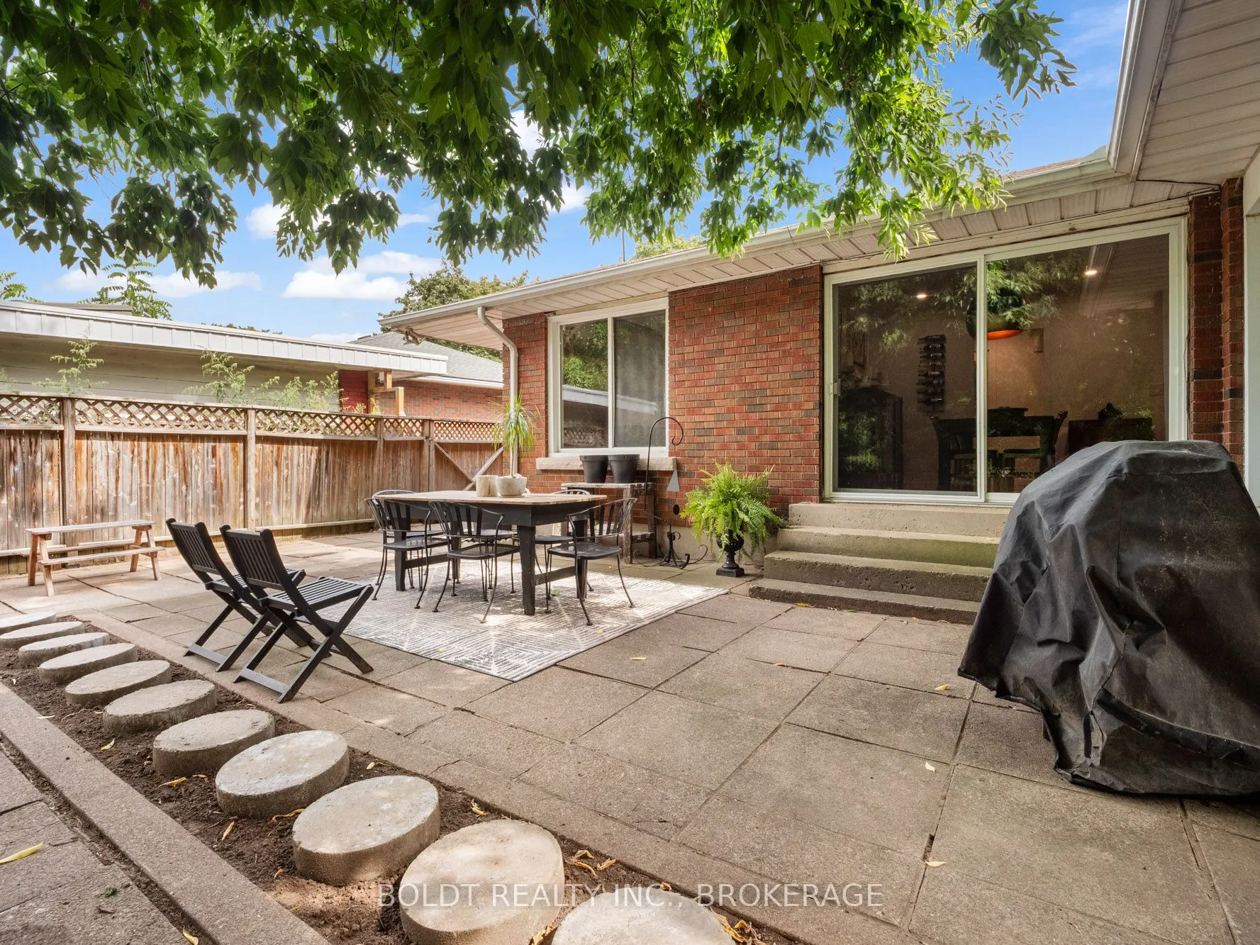 38 KENWORTH Drive