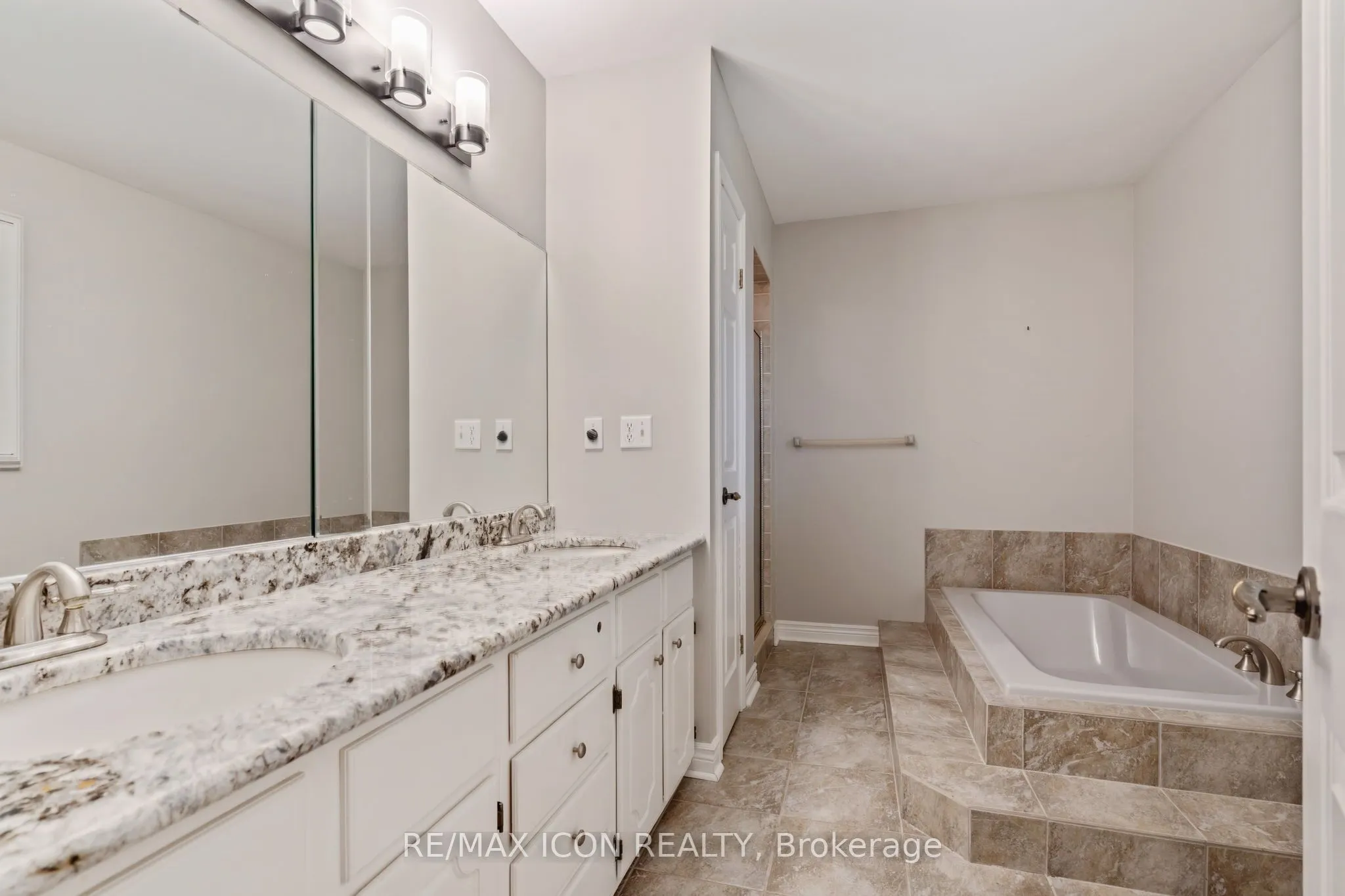 65 Fiddlers Green Road, #1