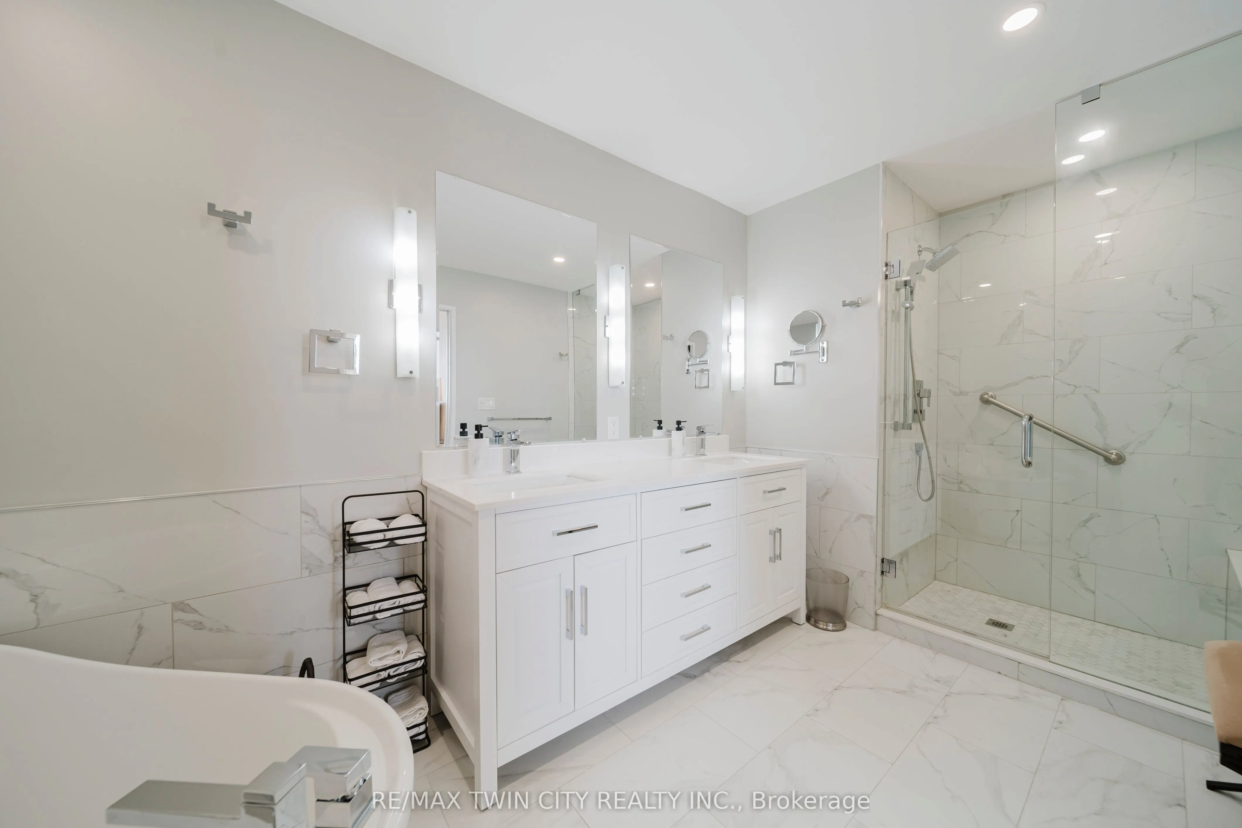 191 King Street S, #1306