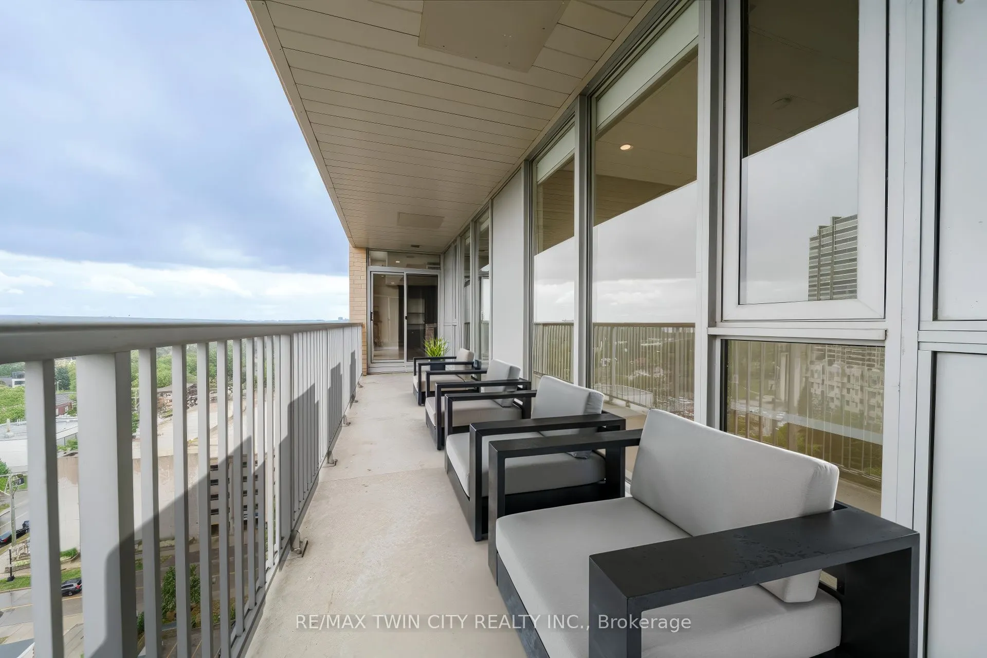 191 King Street S, #1306
