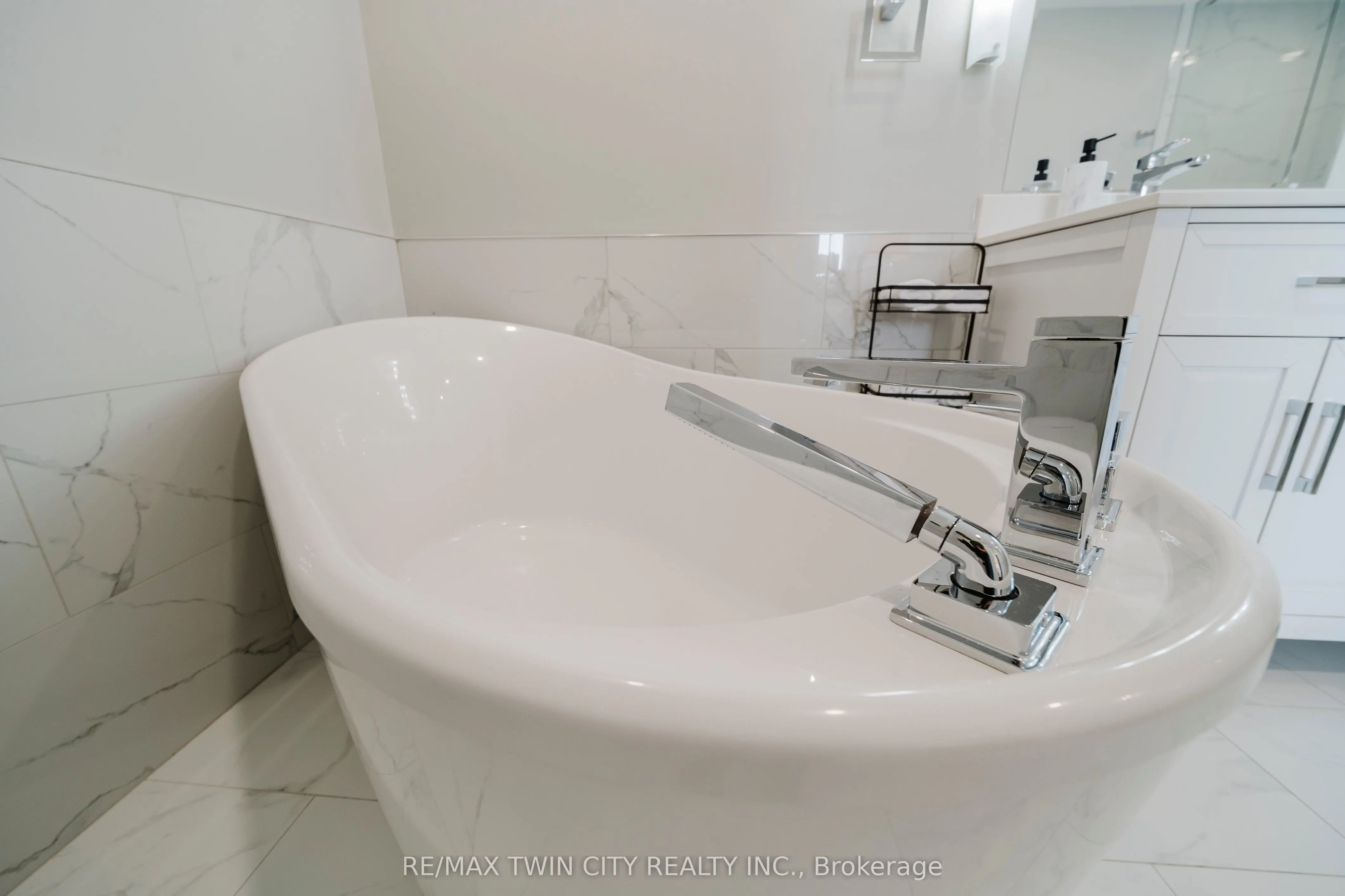 191 King Street S, #1306