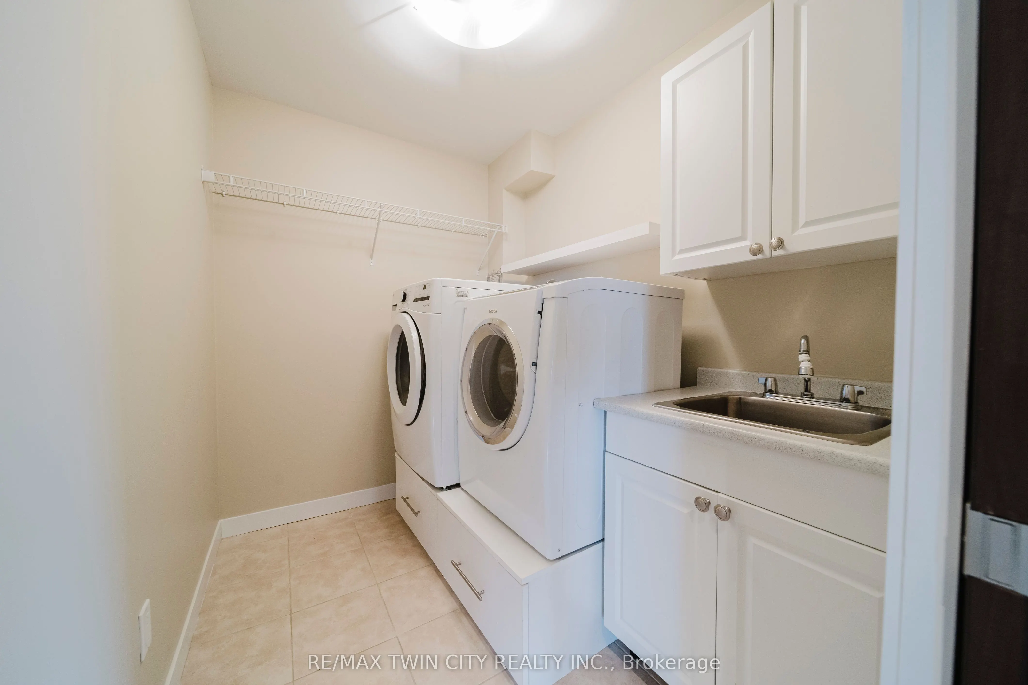 191 King Street S, #1306