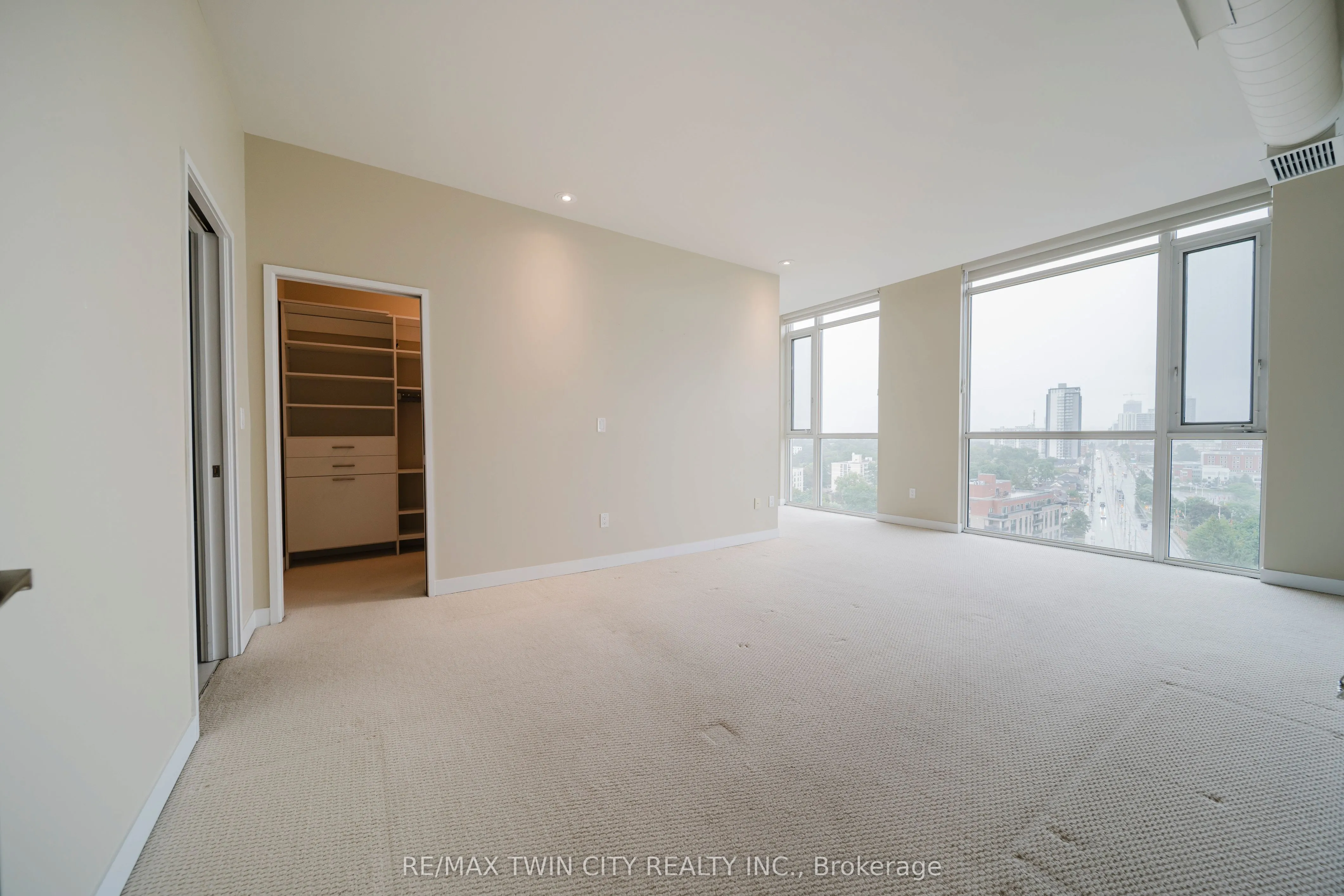 191 King Street S, #1306
