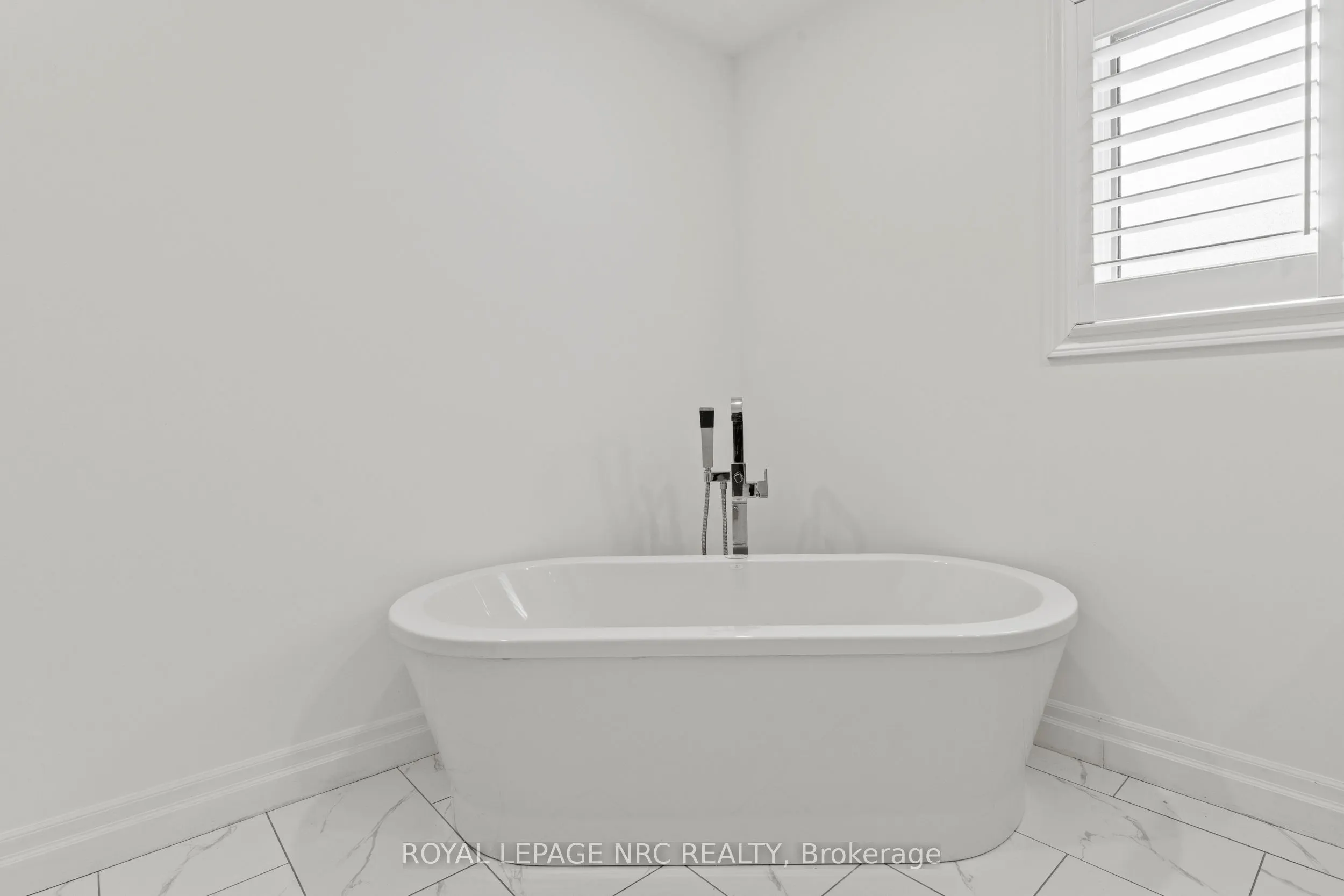 33 BROADWAY Avenue