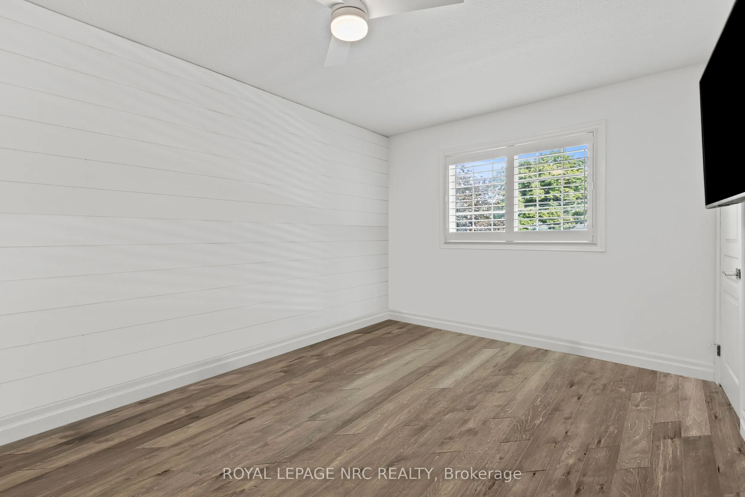 33 BROADWAY Avenue