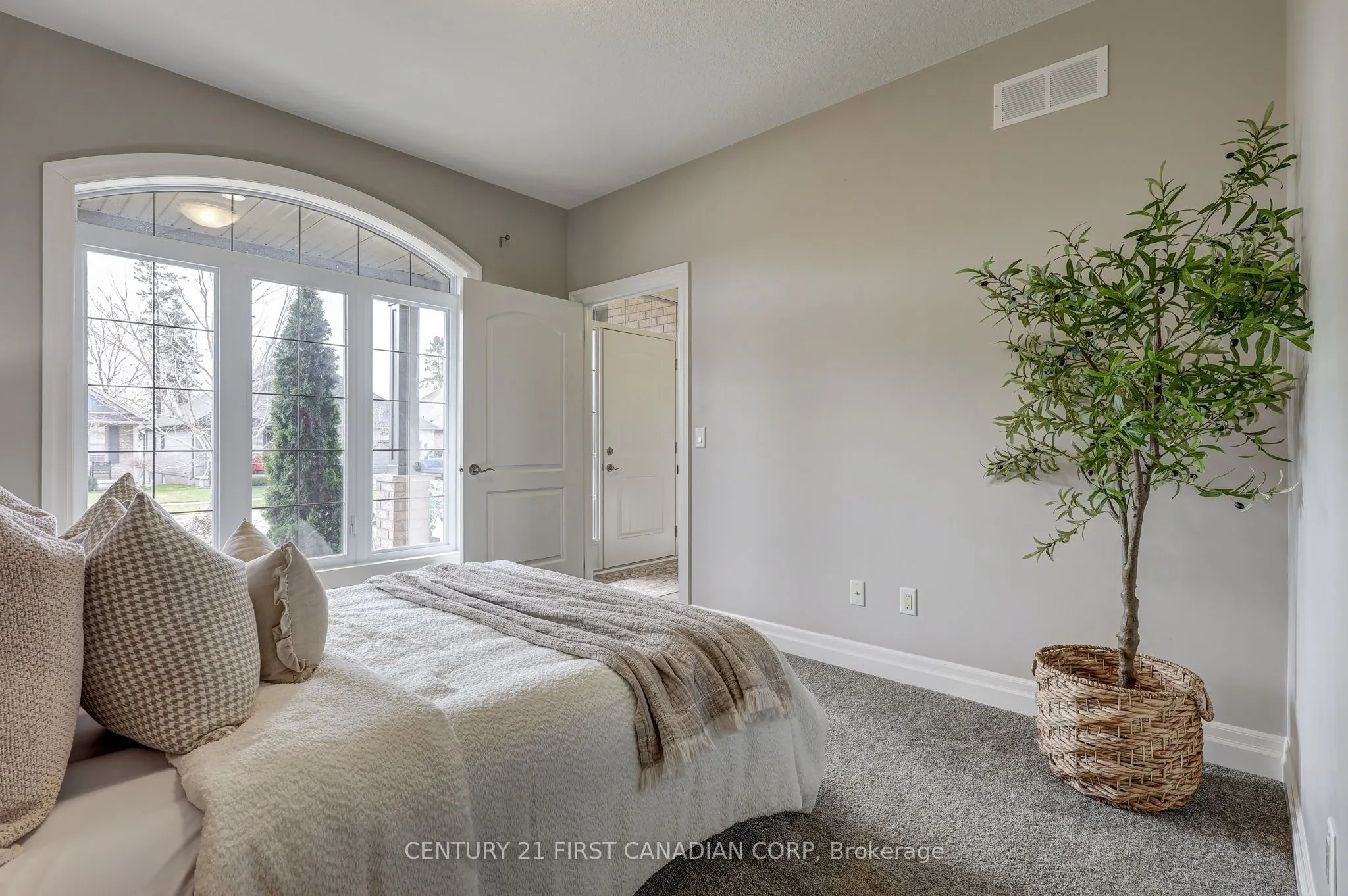 696 BENNETT Crescent