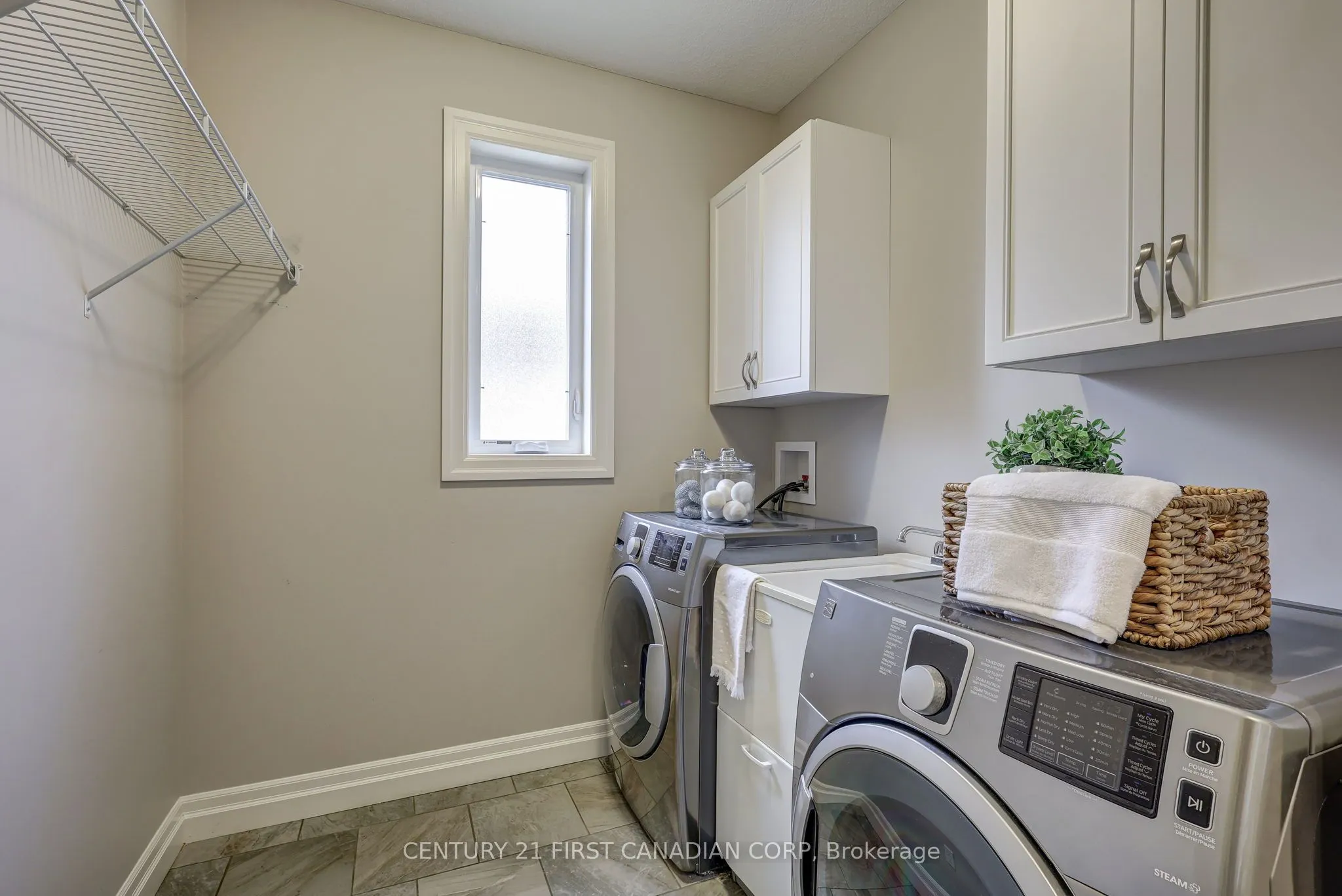 696 BENNETT Crescent