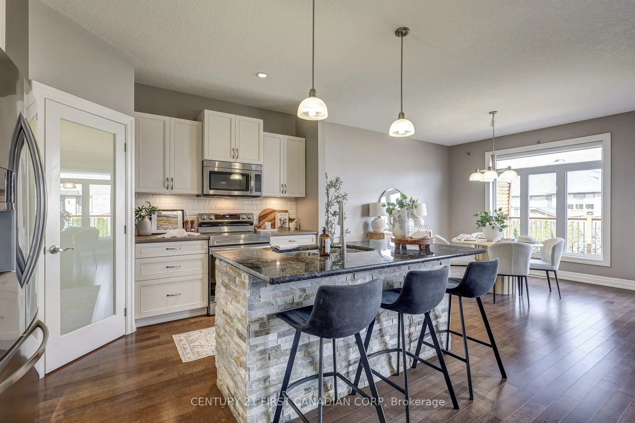 696 BENNETT Crescent
