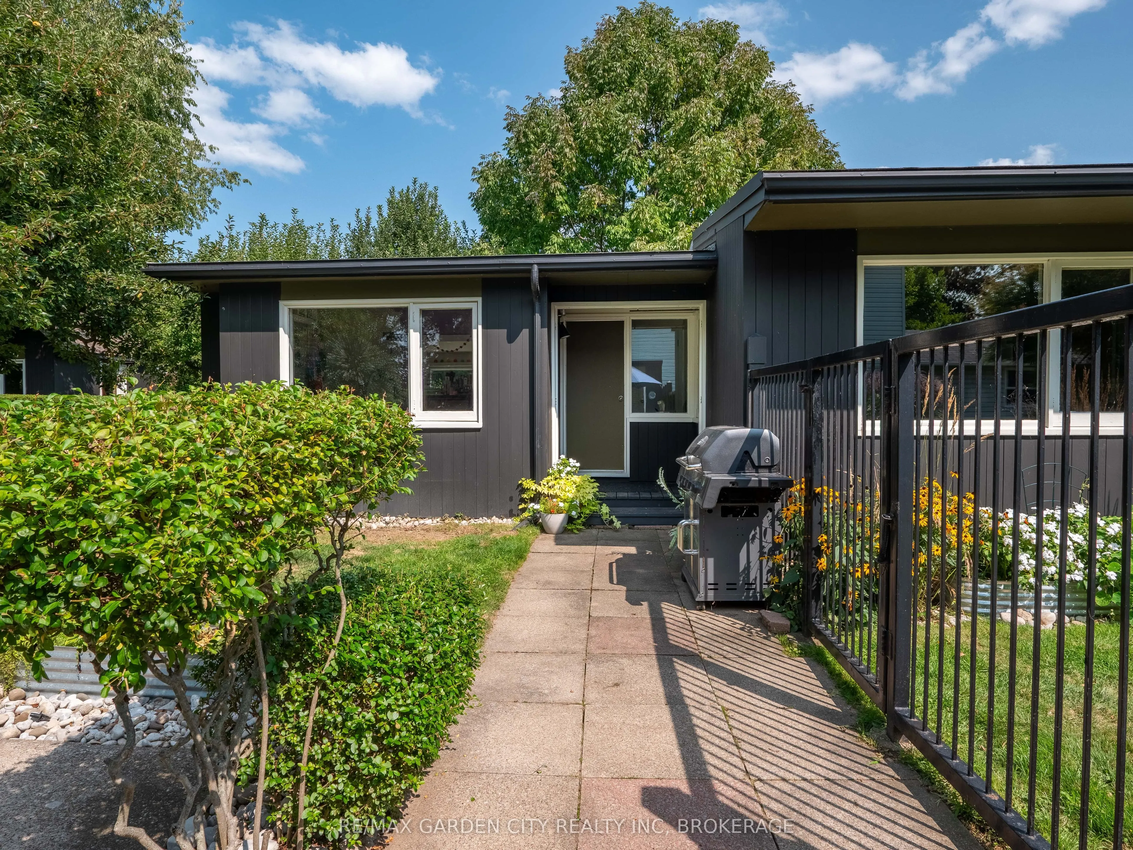 46 HENLEY Drive