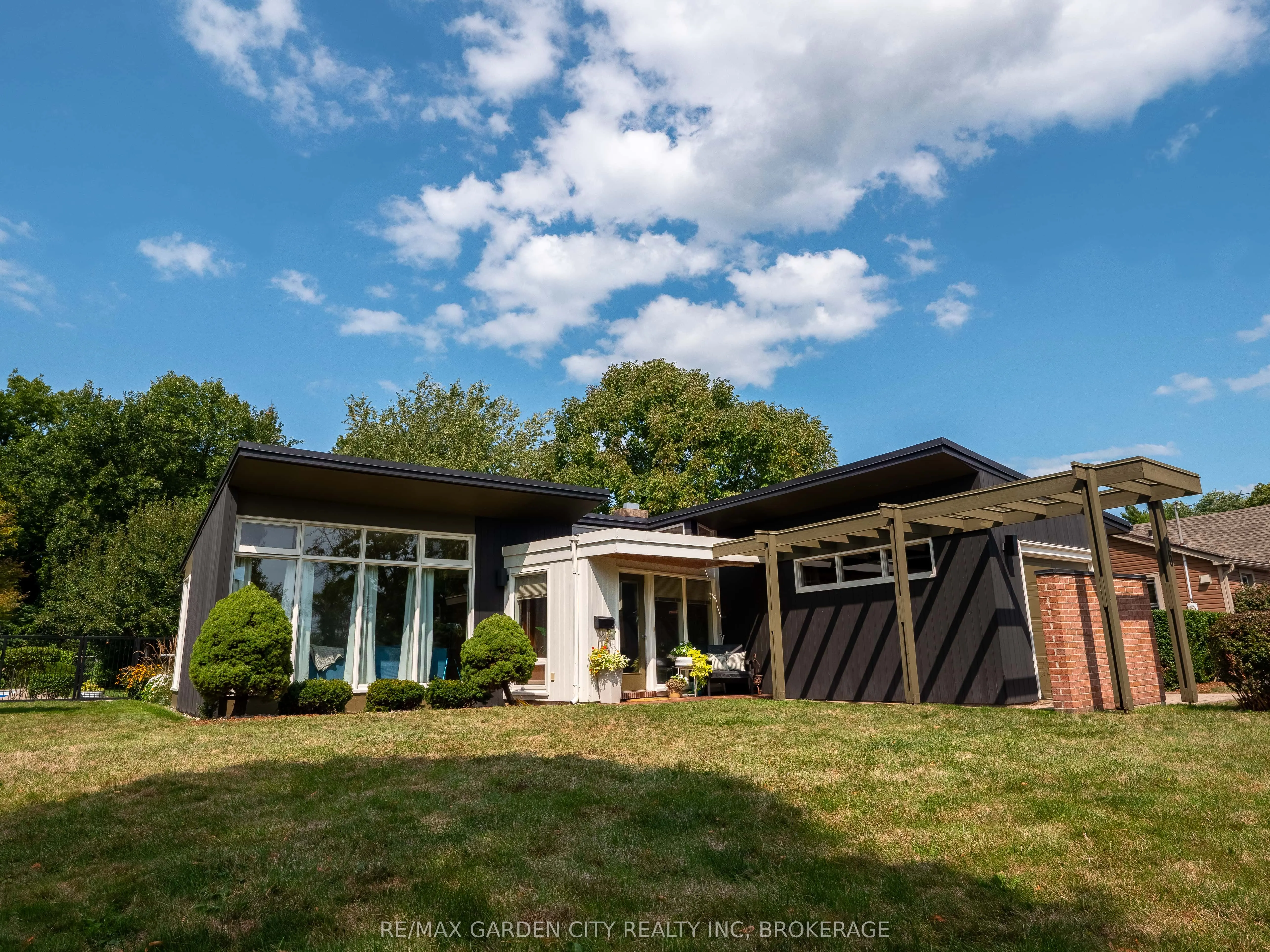 46 HENLEY Drive