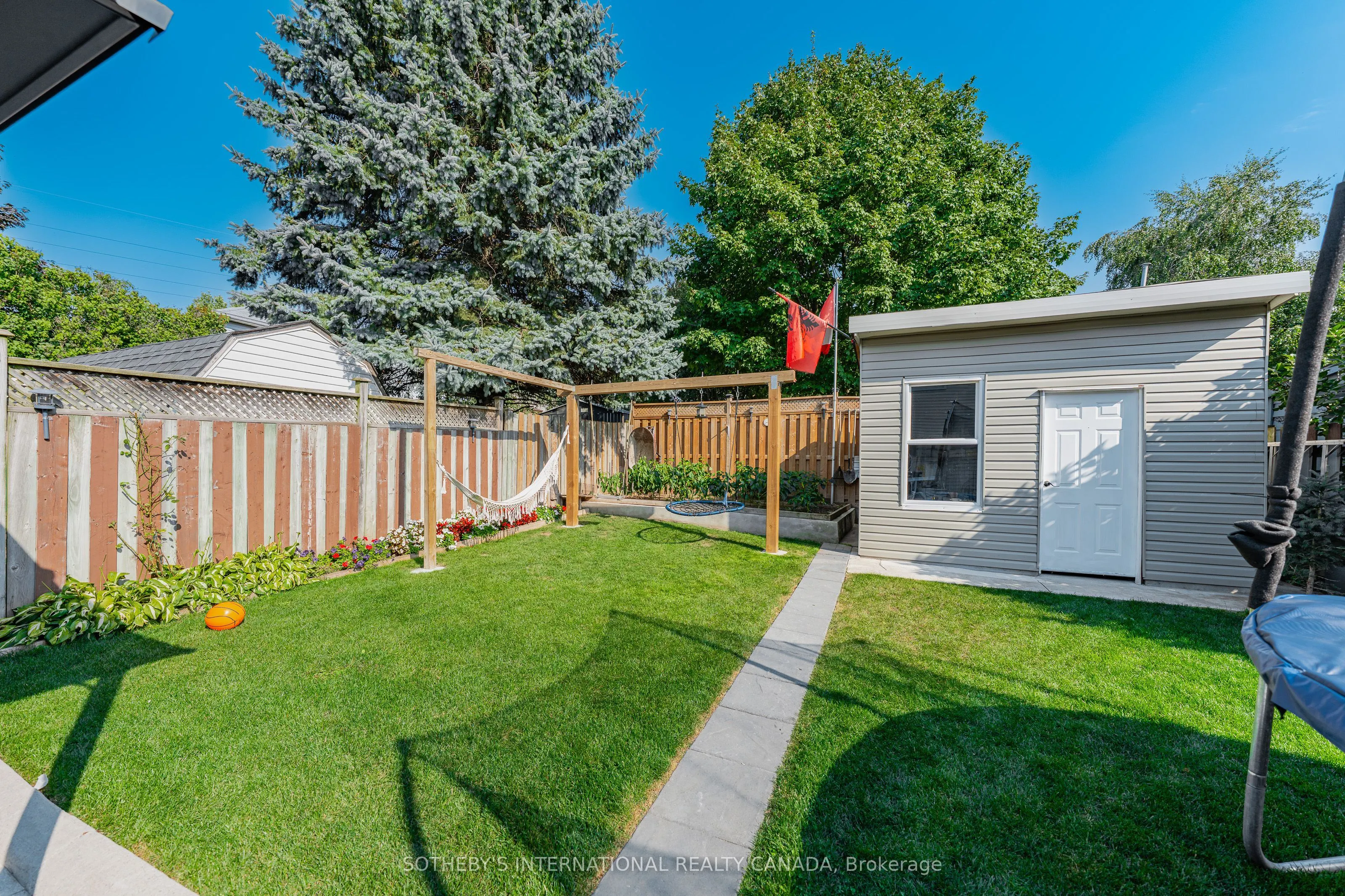 64 Glenbrook Crescent