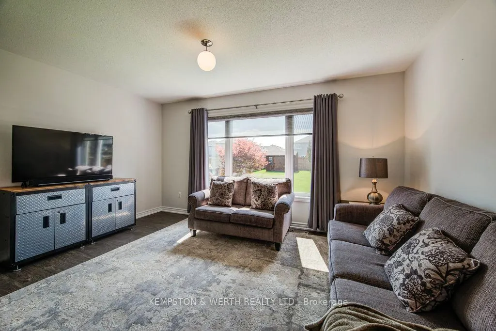 390 Armstrong Street W