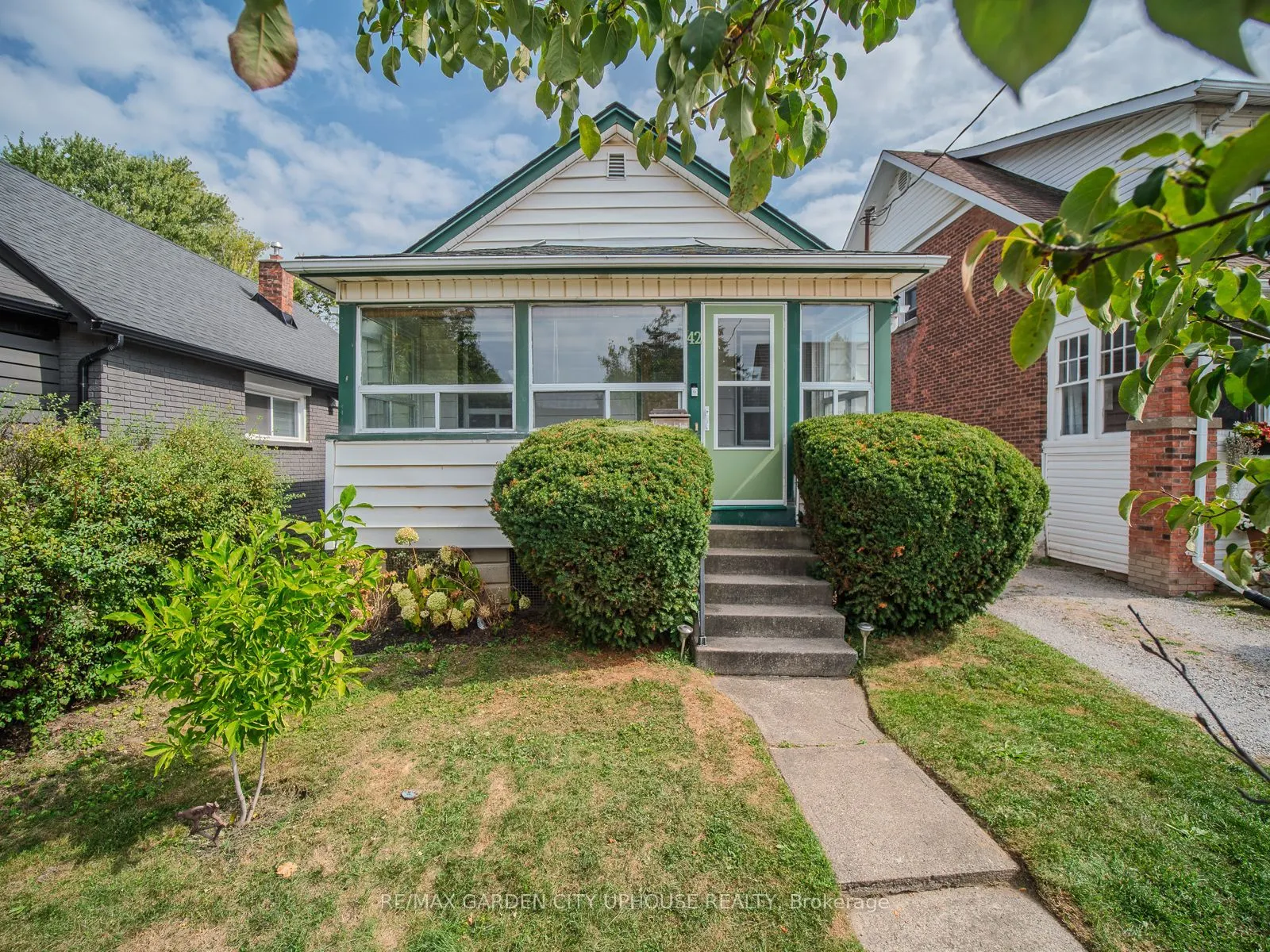 42 Grantham Avenue S