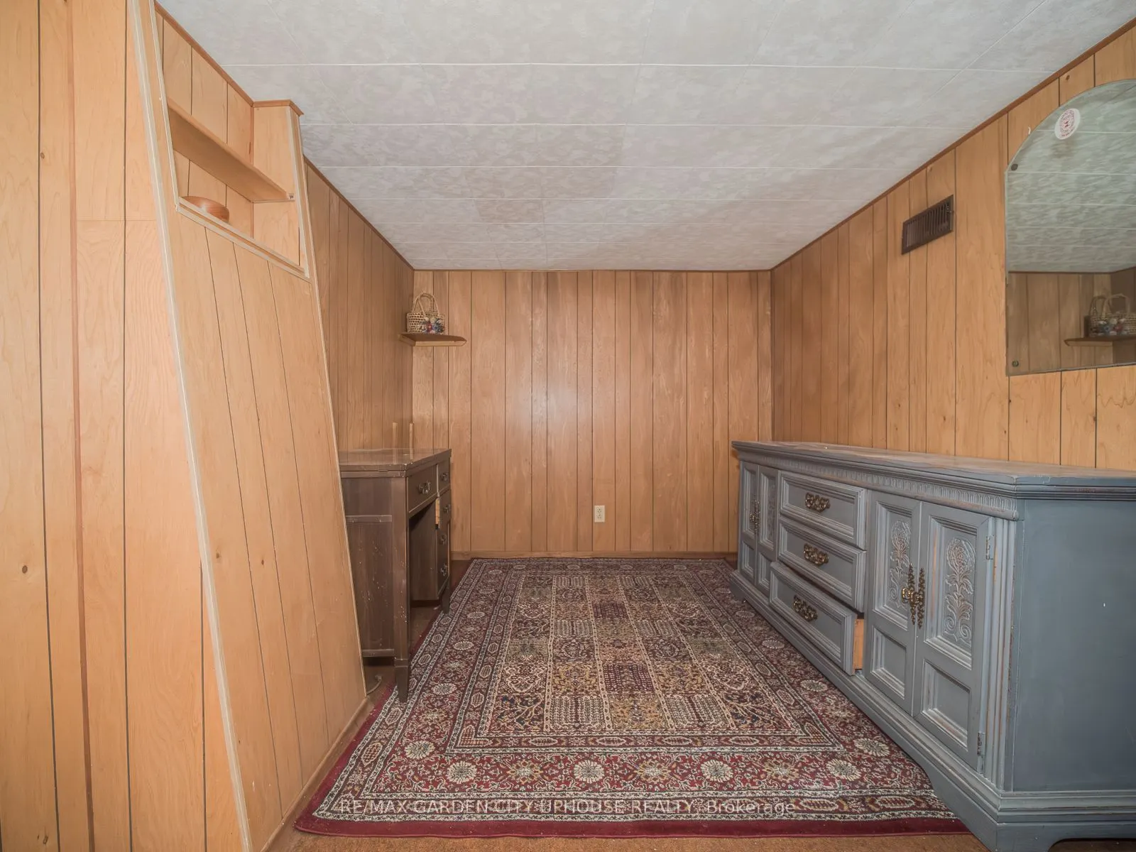 42 Grantham Avenue S