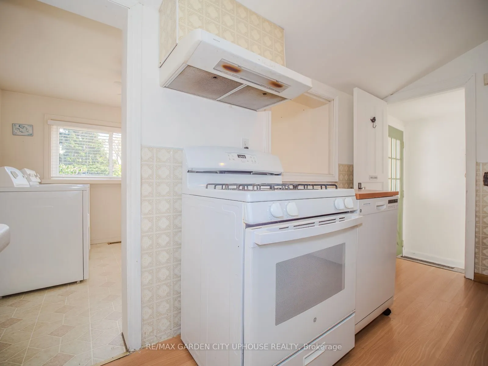 42 Grantham Avenue S