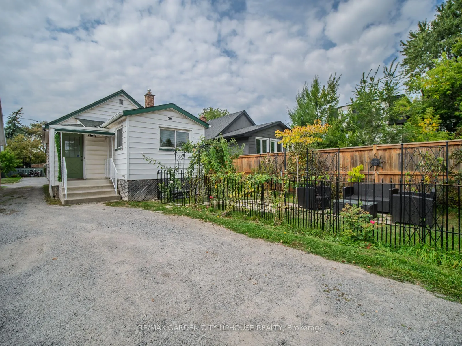 42 Grantham Avenue S