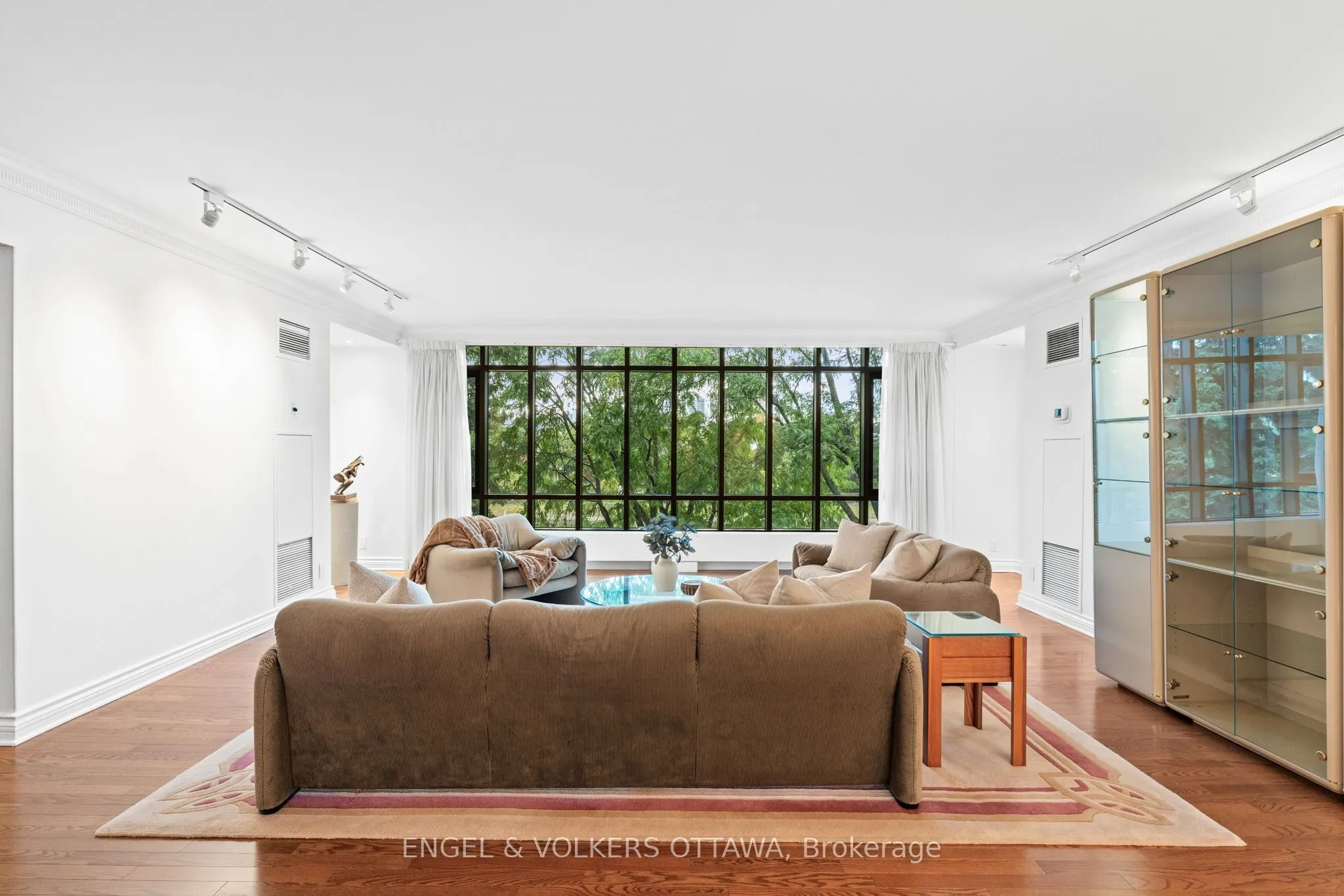 111 Echo Drive, #406
