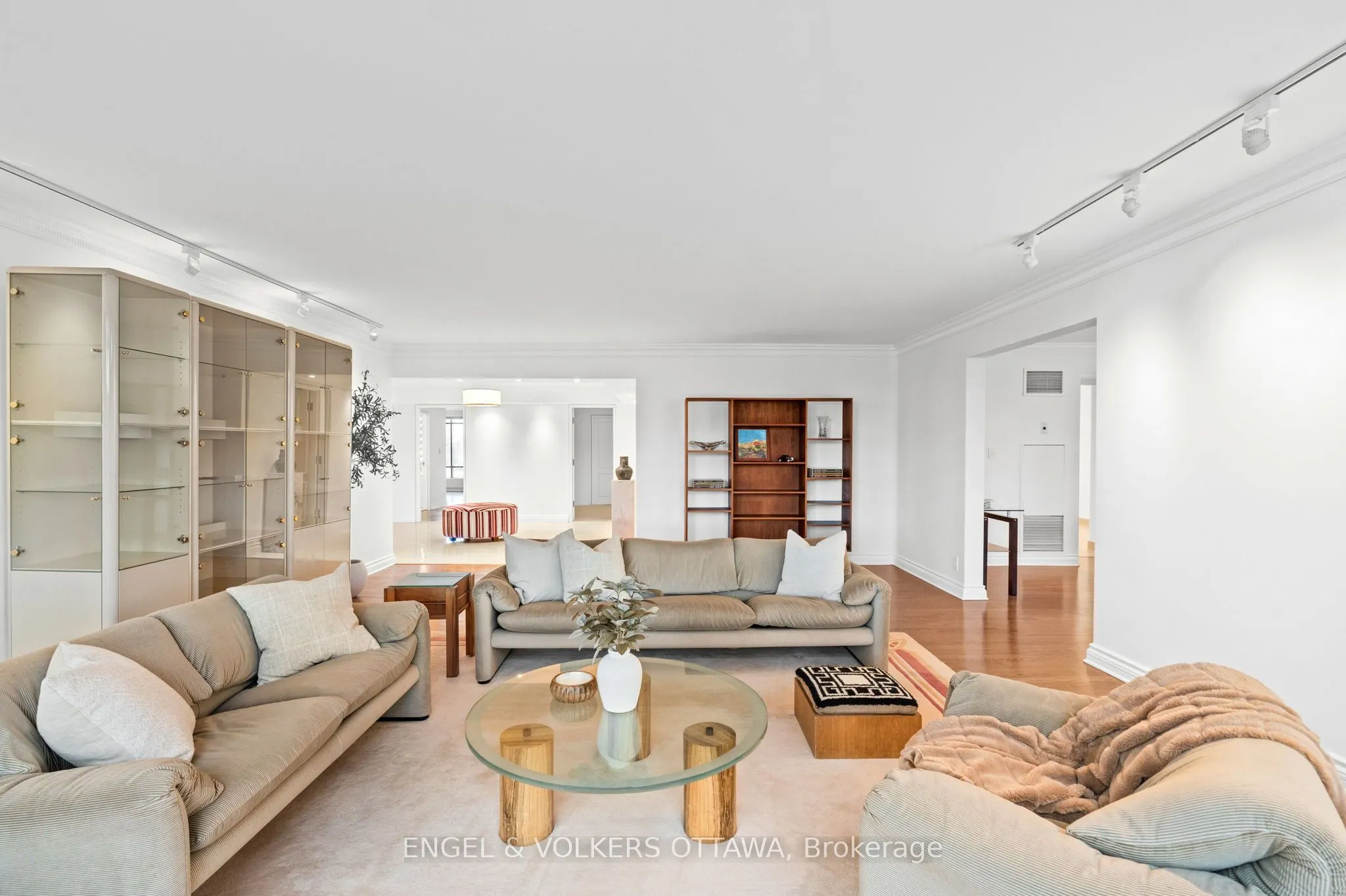 111 Echo Drive, #406