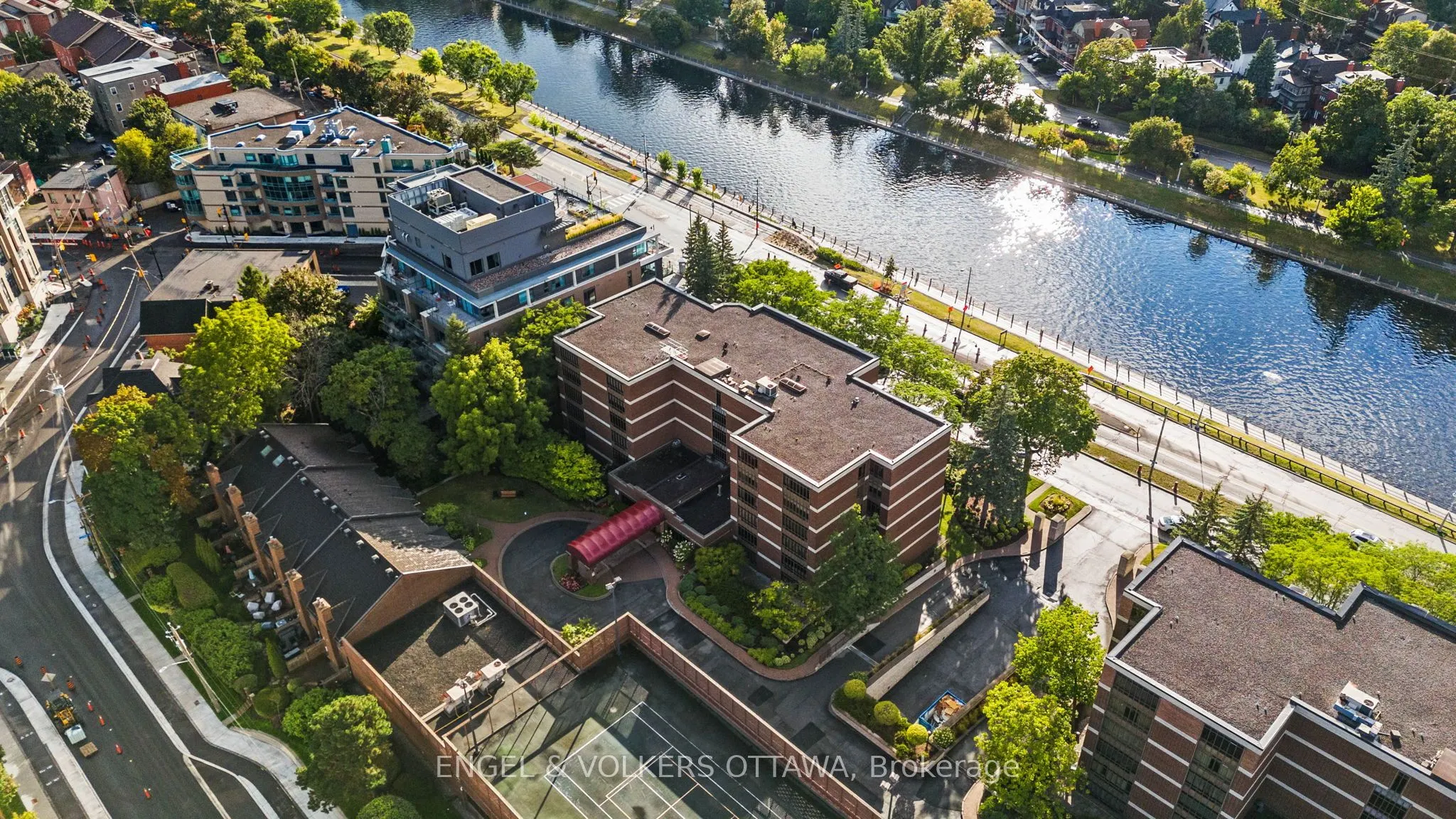 111 Echo Drive, #406
