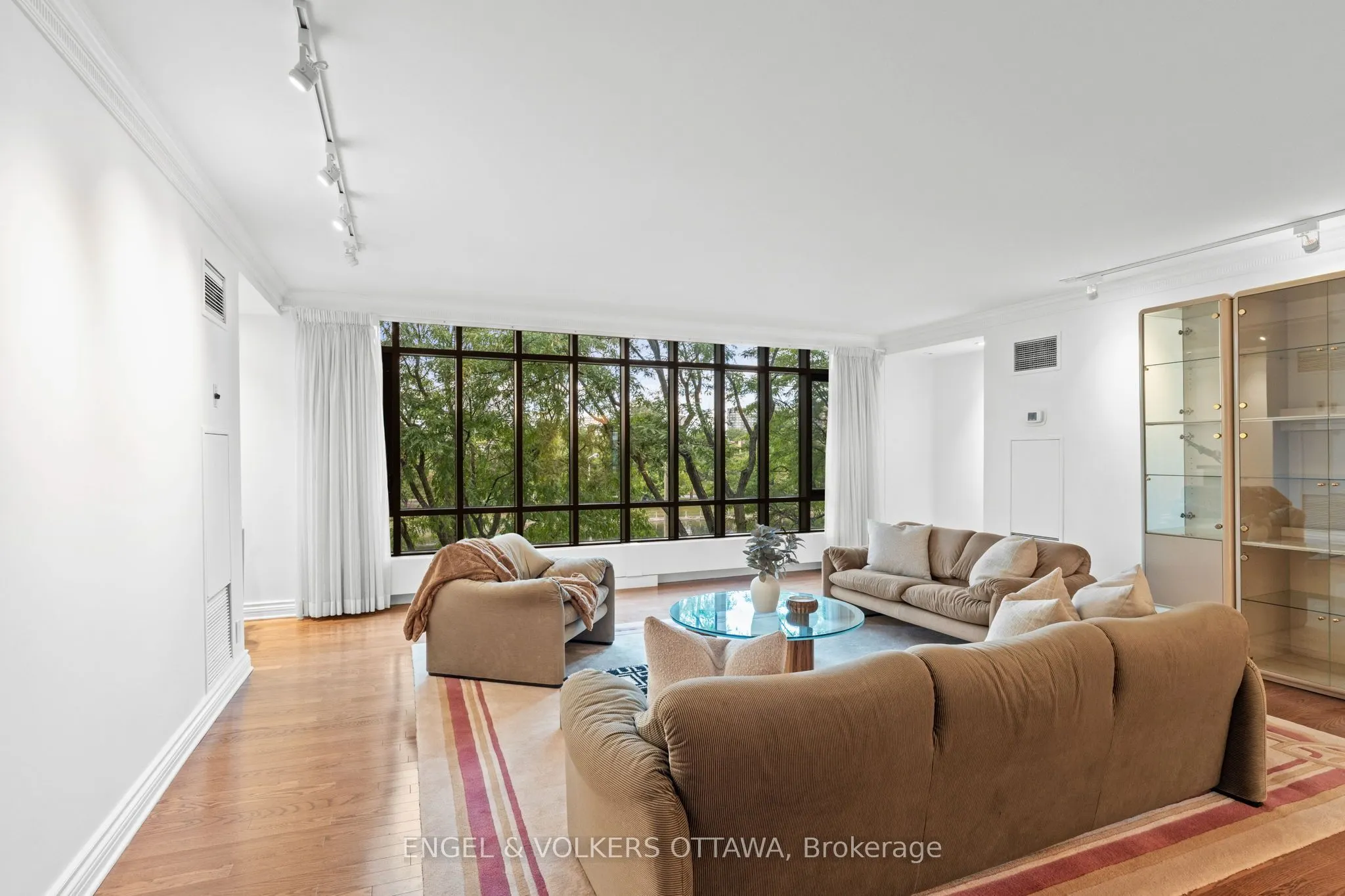 111 Echo Drive, #406