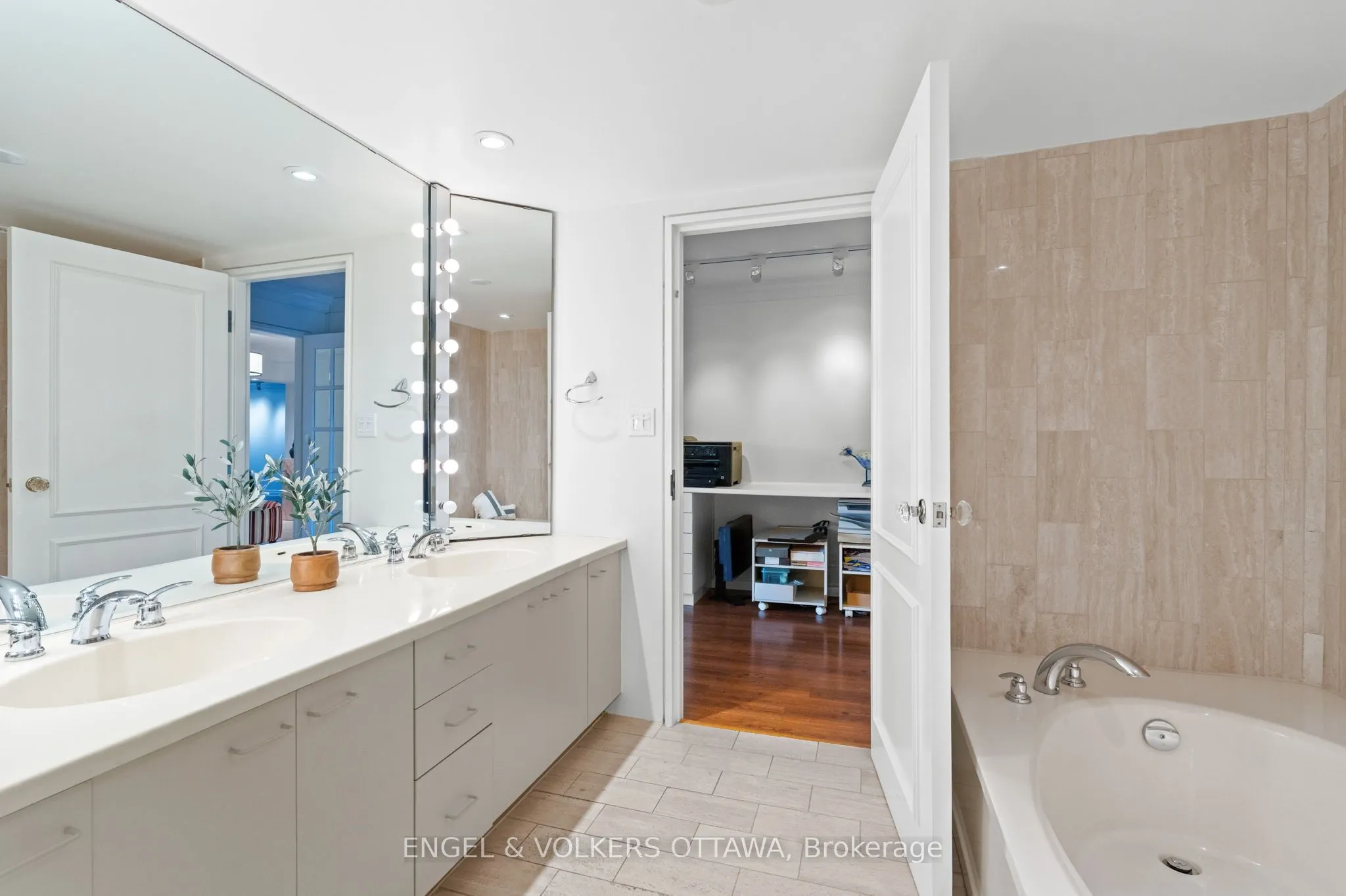 111 Echo Drive, #406