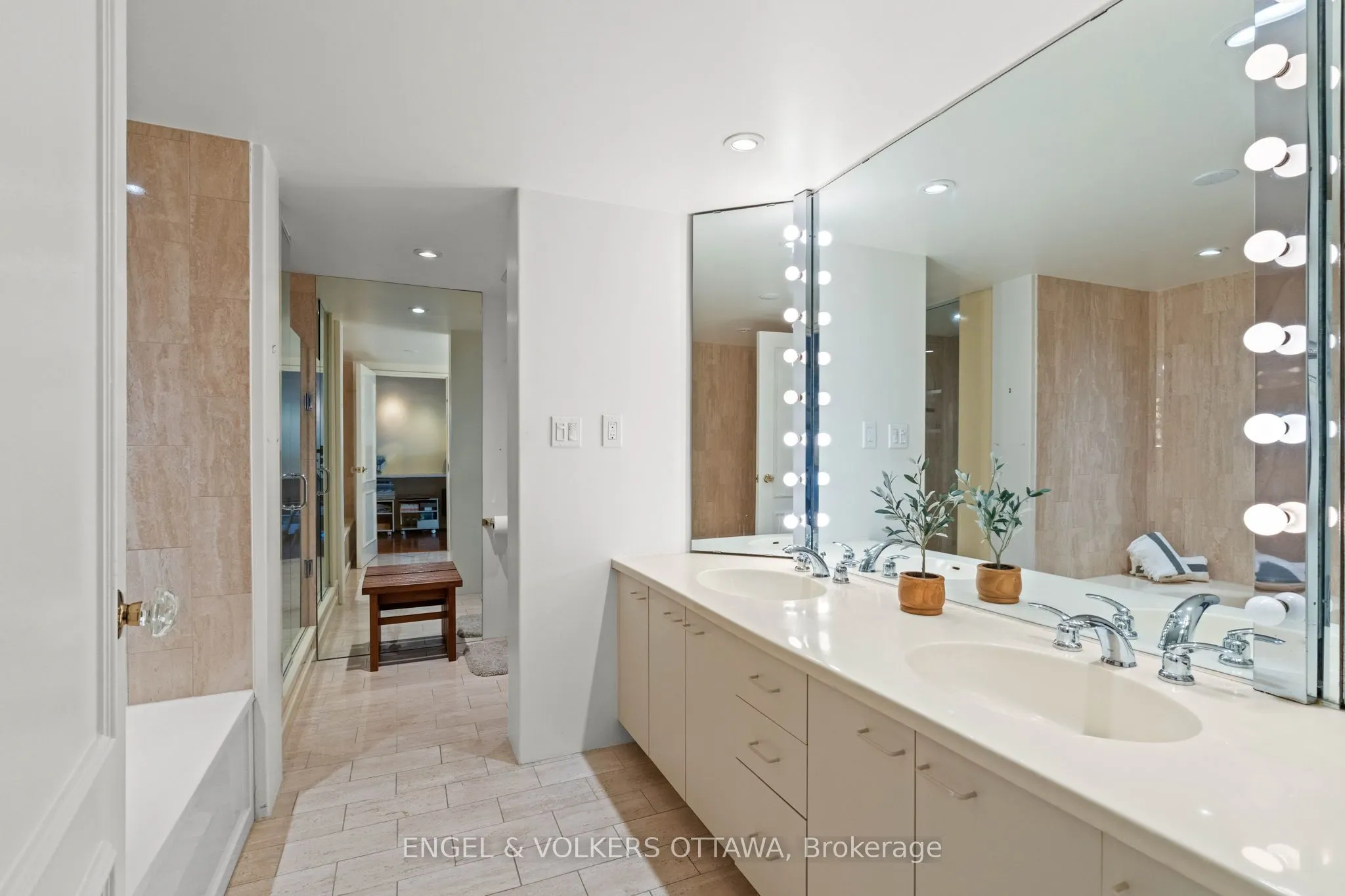 111 Echo Drive, #406