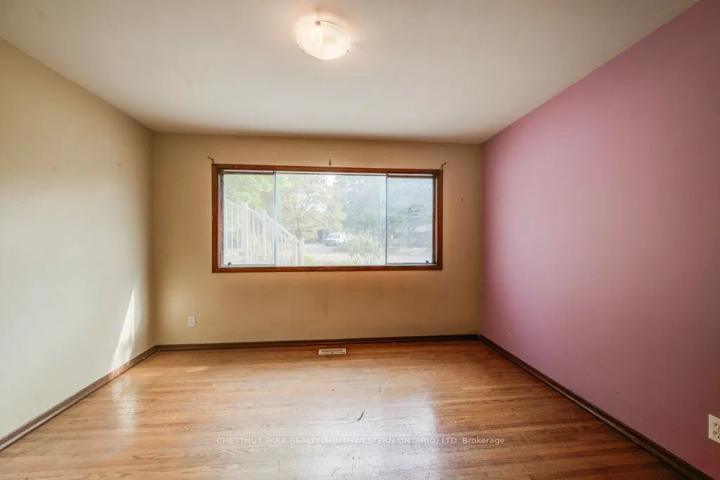 33 Evergreen Crescent