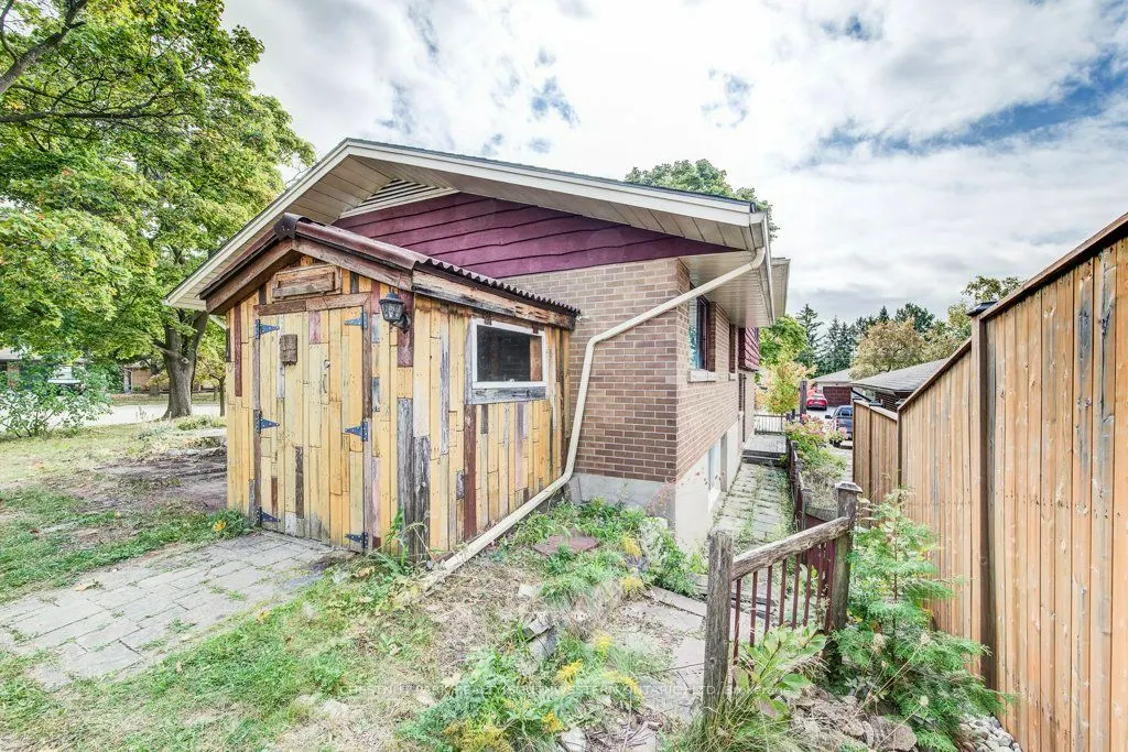 33 Evergreen Crescent