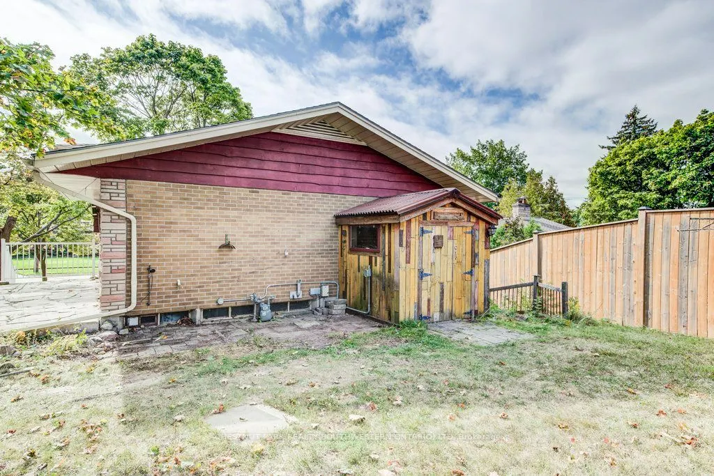 33 Evergreen Crescent