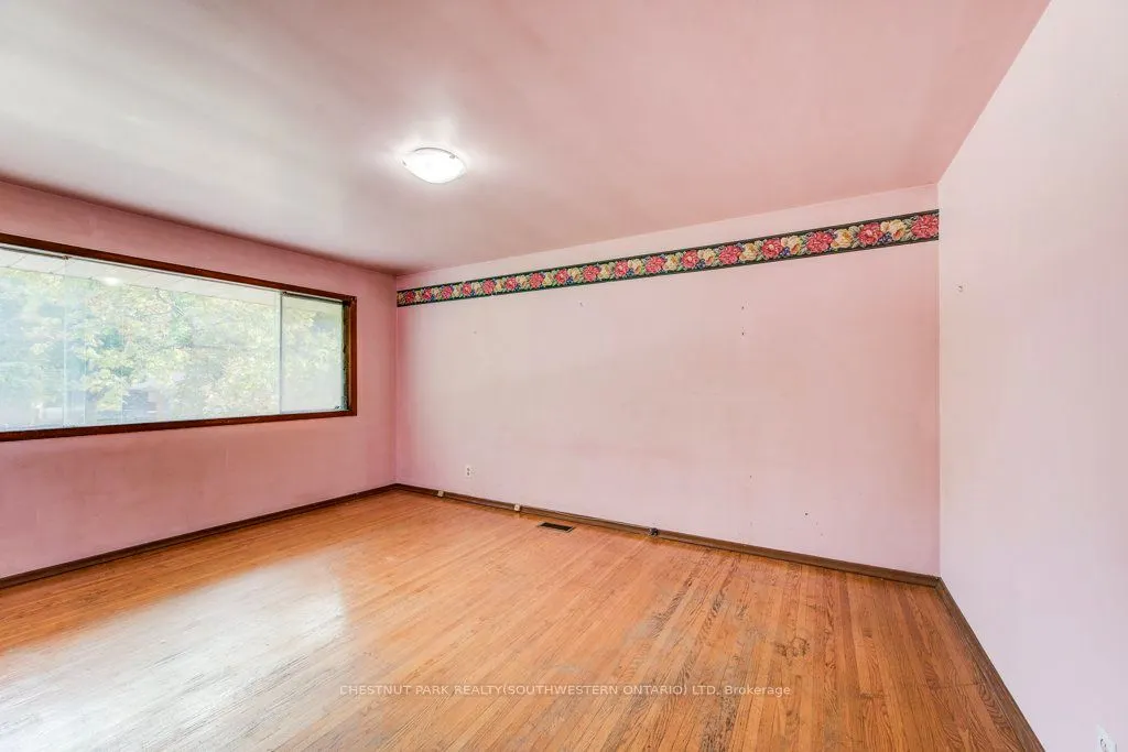 33 Evergreen Crescent