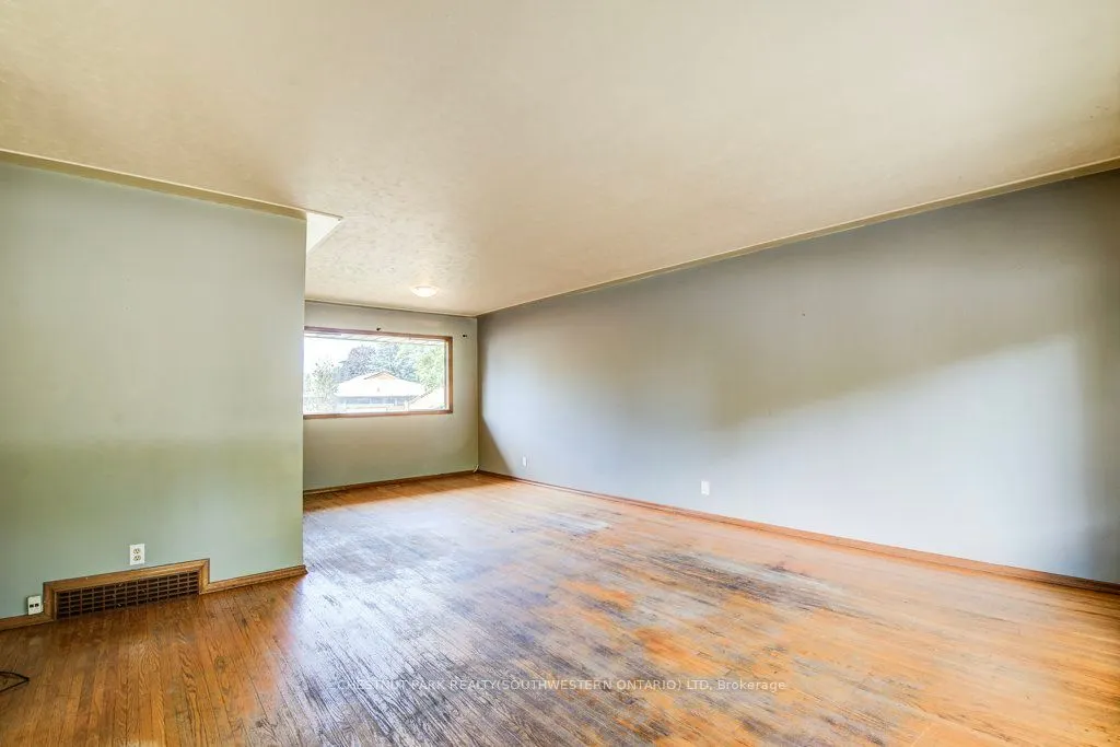 33 Evergreen Crescent