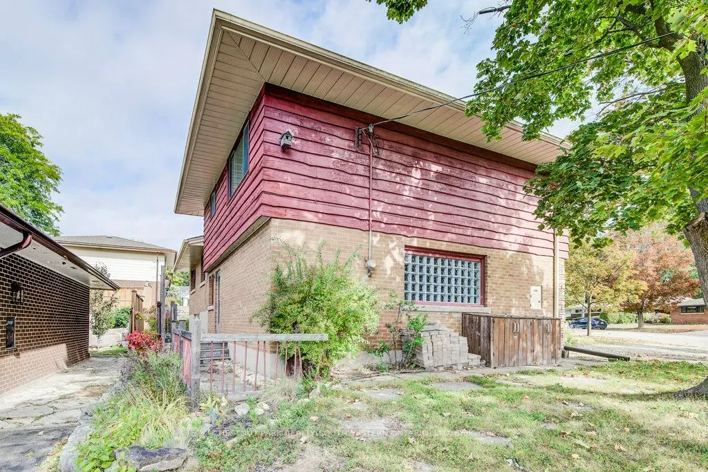 33 Evergreen Crescent