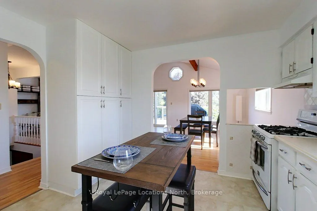 306 Lakeshore Road N
