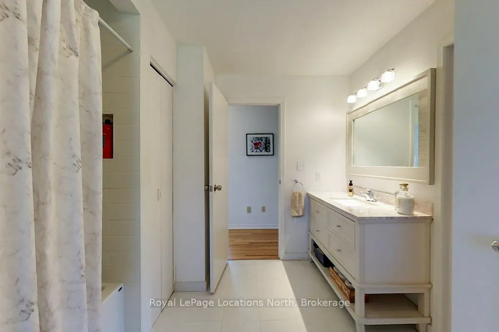 306 Lakeshore Road N